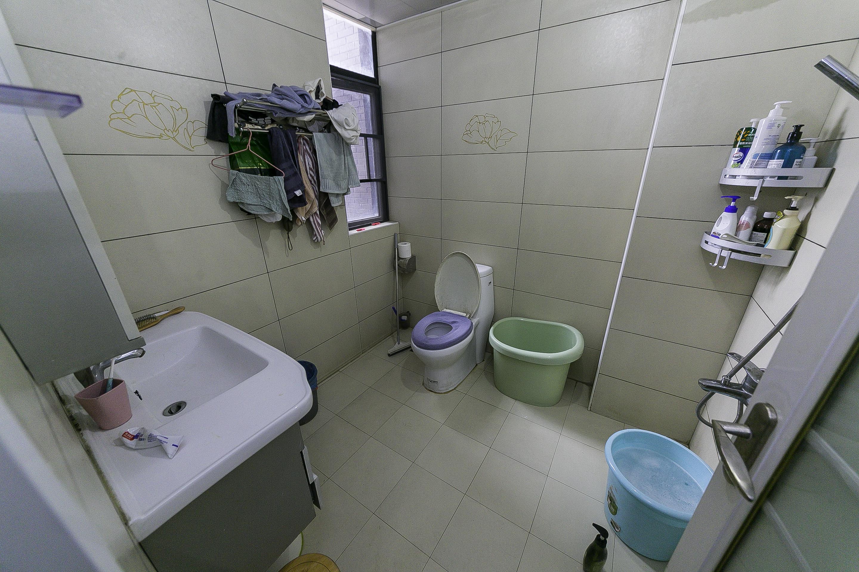 鑫远湘府华城  4室2厅1卫    150.0万 鑫远湘府华城  4室2厅1卫    150.0万卫生间