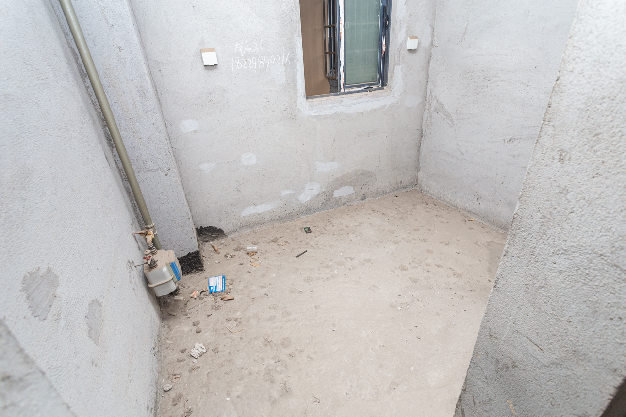 勤诚达新界  5室2厅2卫    148.0万 勤诚达新界  5室2厅2卫    148.0万厨房