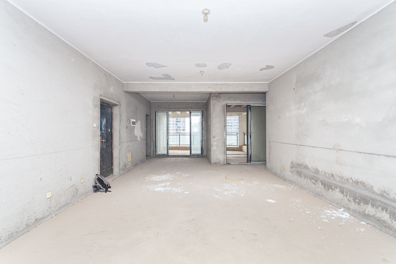 勤诚达新界  5室2厅2卫    148.0万 勤诚达新界  5室2厅2卫    148.0万客厅