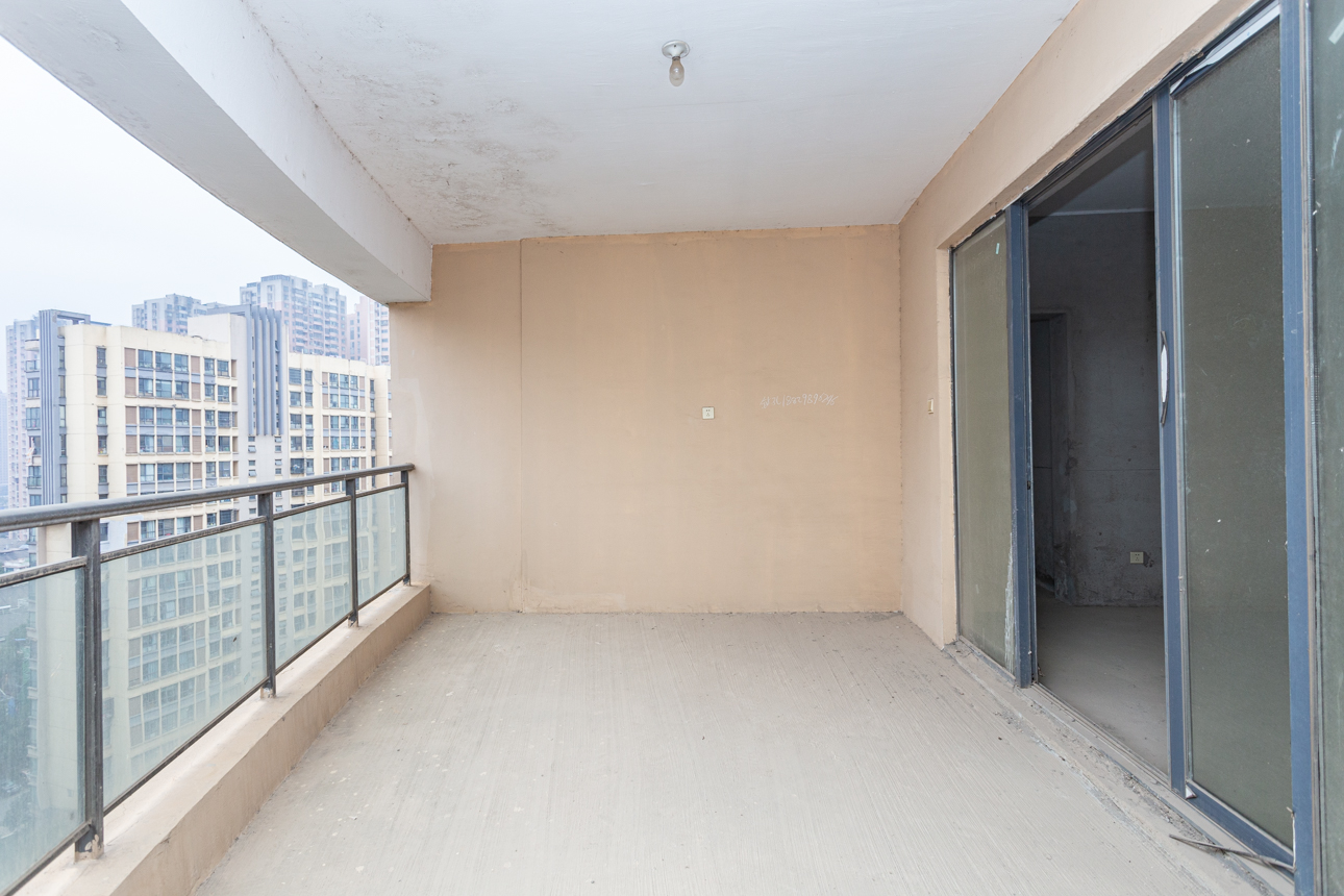 勤诚达新界  5室2厅2卫    148.0万 勤诚达新界  5室2厅2卫    148.0万阳台