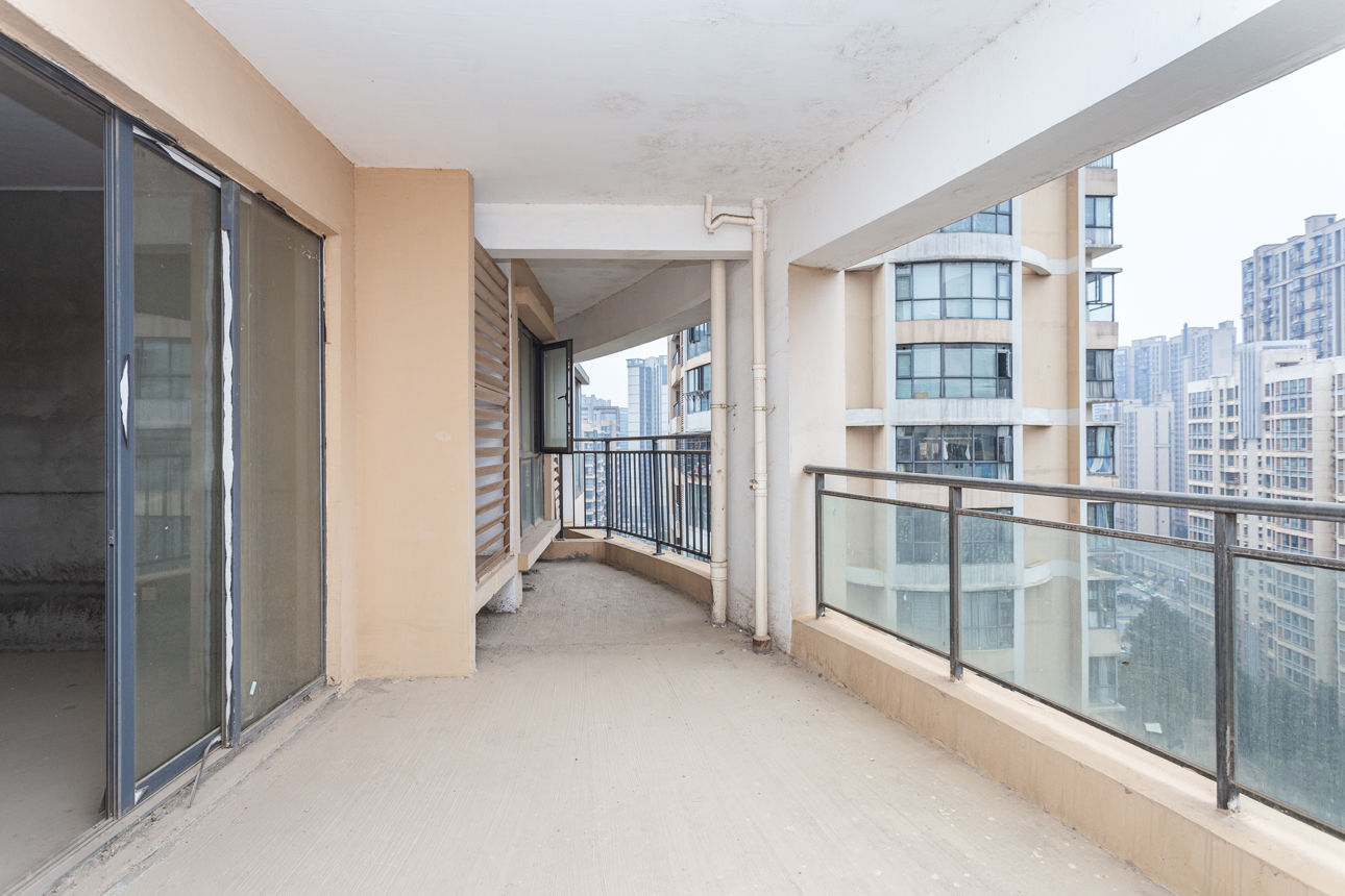 勤诚达新界  5室2厅2卫    148.0万 勤诚达新界  5室2厅2卫    148.0万阳台