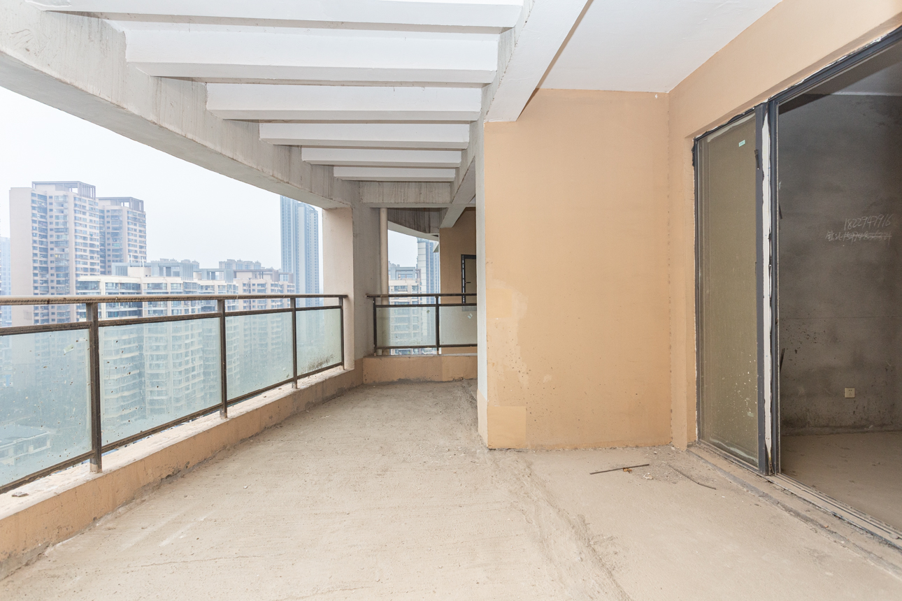 勤诚达新界  5室2厅2卫    148.0万 勤诚达新界  5室2厅2卫    148.0万阳台