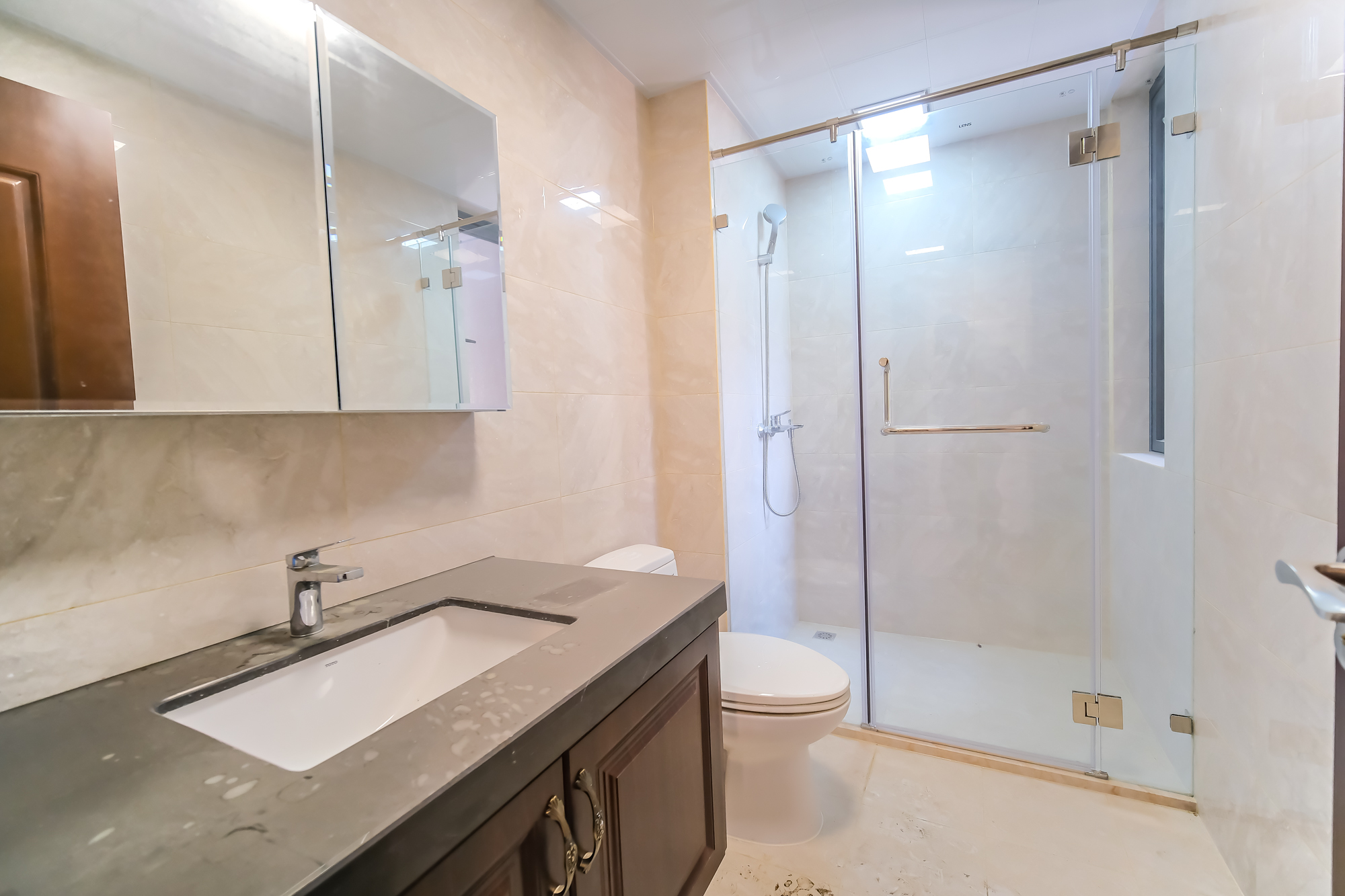 运达锦绣广场  5室2厅3卫    285.0万 运达锦绣广场  5室2厅3卫    285.0万卫生间