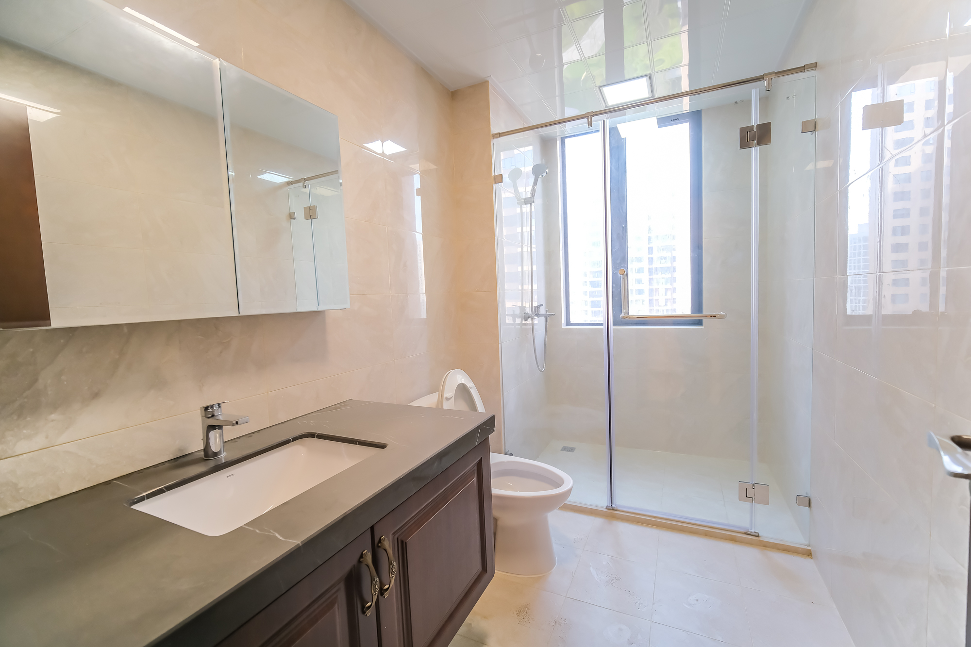 运达锦绣广场  5室2厅3卫    285.0万 运达锦绣广场  5室2厅3卫    285.0万卫生间