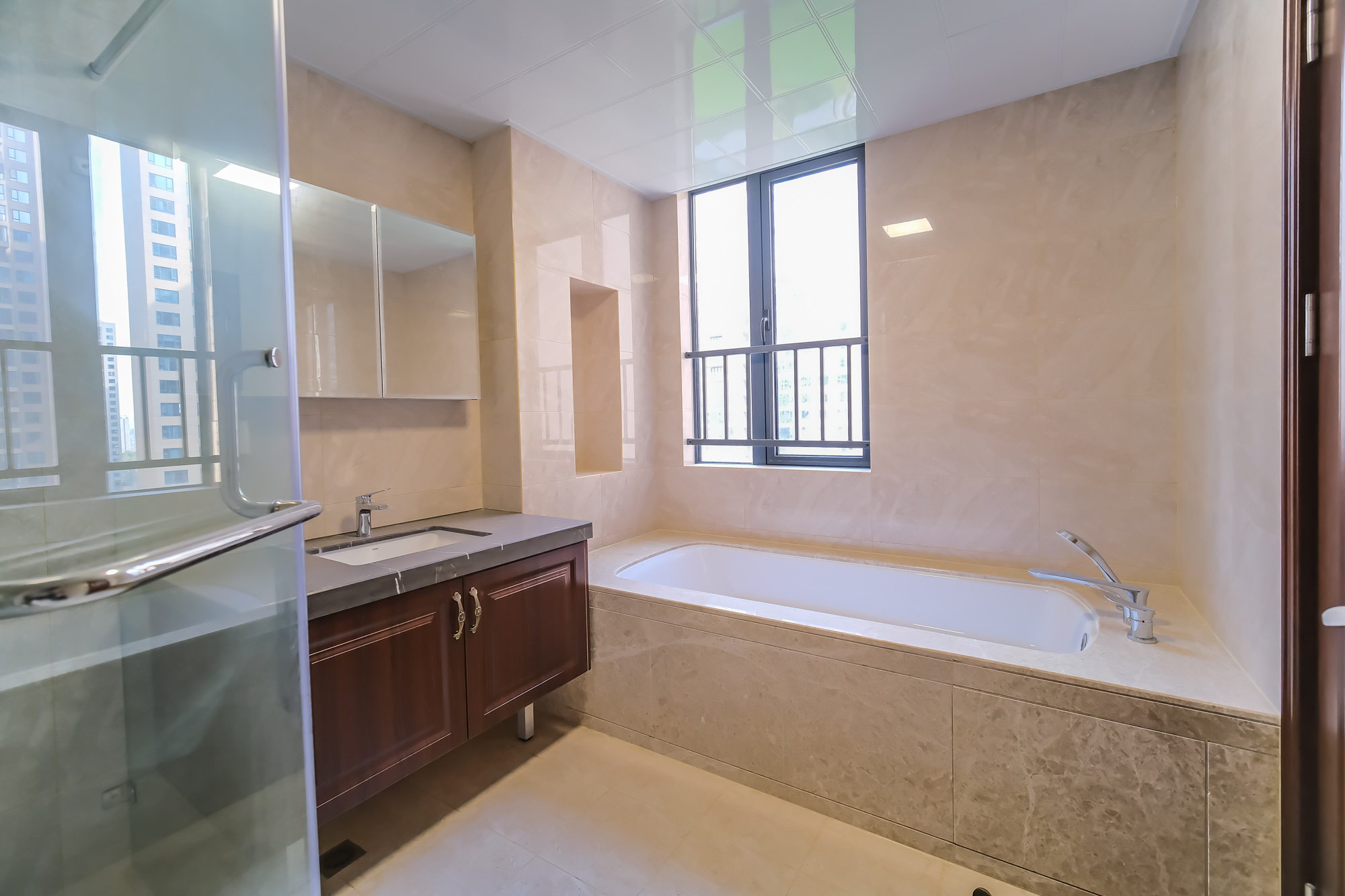 运达锦绣广场  5室2厅3卫    285.0万 运达锦绣广场  5室2厅3卫    285.0万卫生间