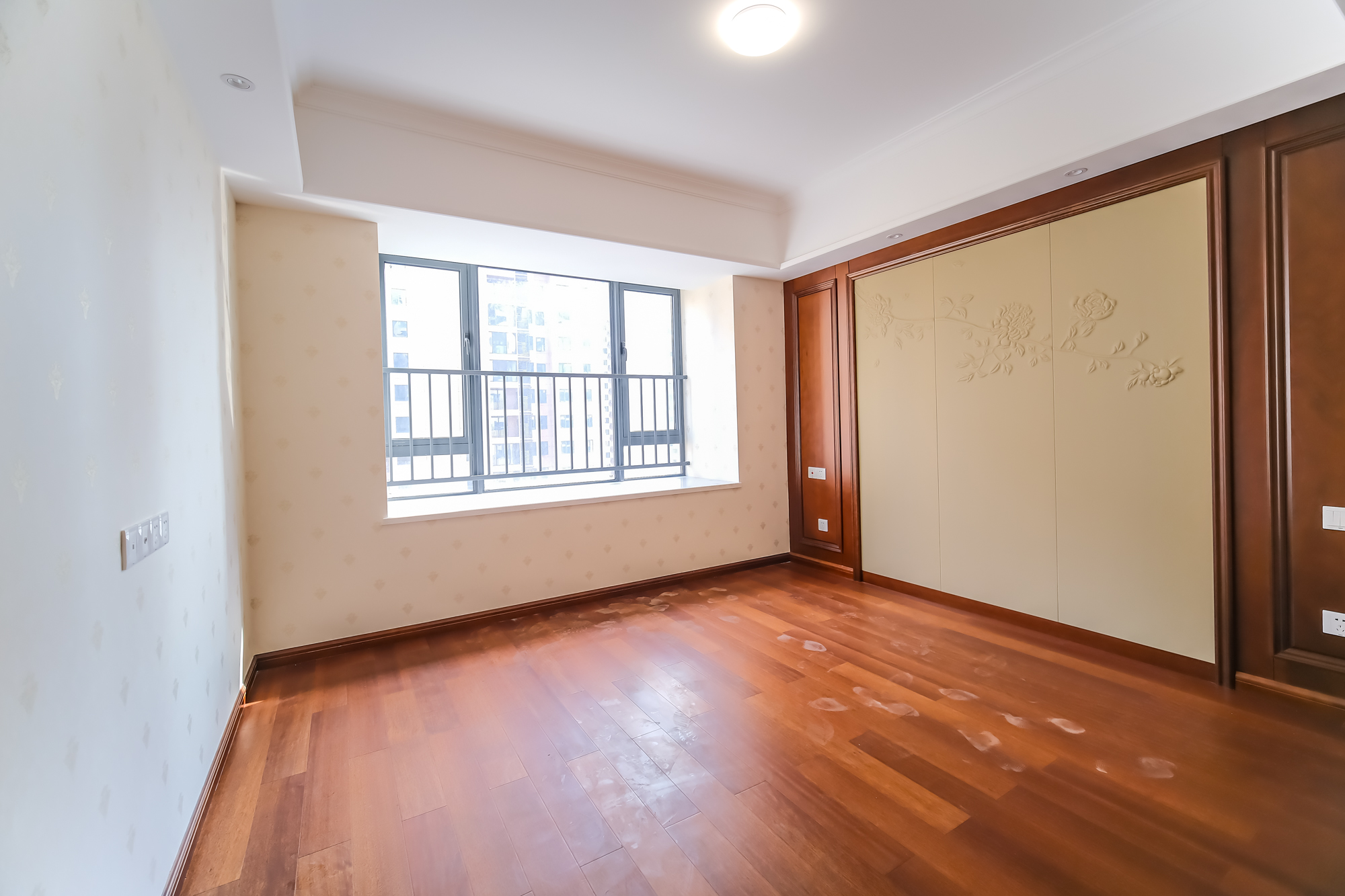 运达锦绣广场  5室2厅3卫    285.0万 运达锦绣广场  5室2厅3卫    285.0万卧室