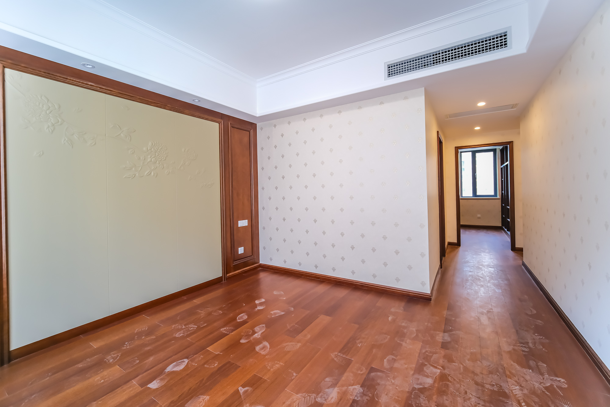 运达锦绣广场  5室2厅3卫    285.0万 运达锦绣广场  5室2厅3卫    285.0万卧室