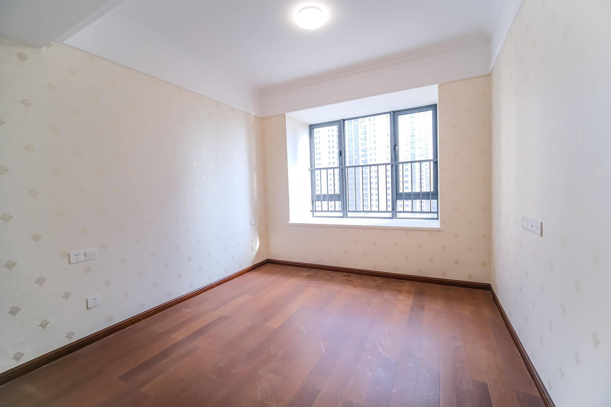 运达锦绣广场  5室2厅3卫    285.0万 运达锦绣广场  5室2厅3卫    285.0万卧室