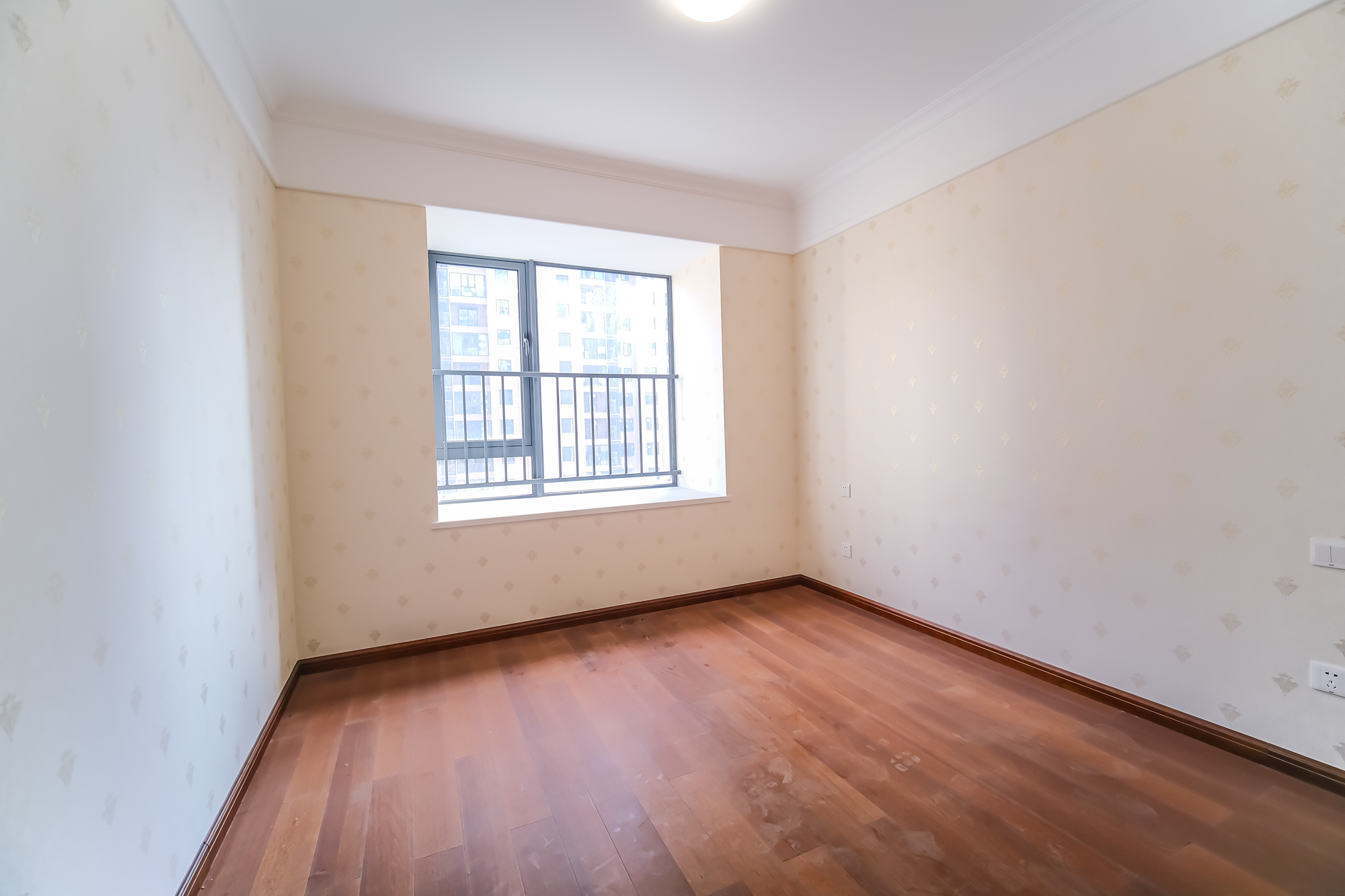 运达锦绣广场  5室2厅3卫    285.0万 运达锦绣广场  5室2厅3卫    285.0万卧室