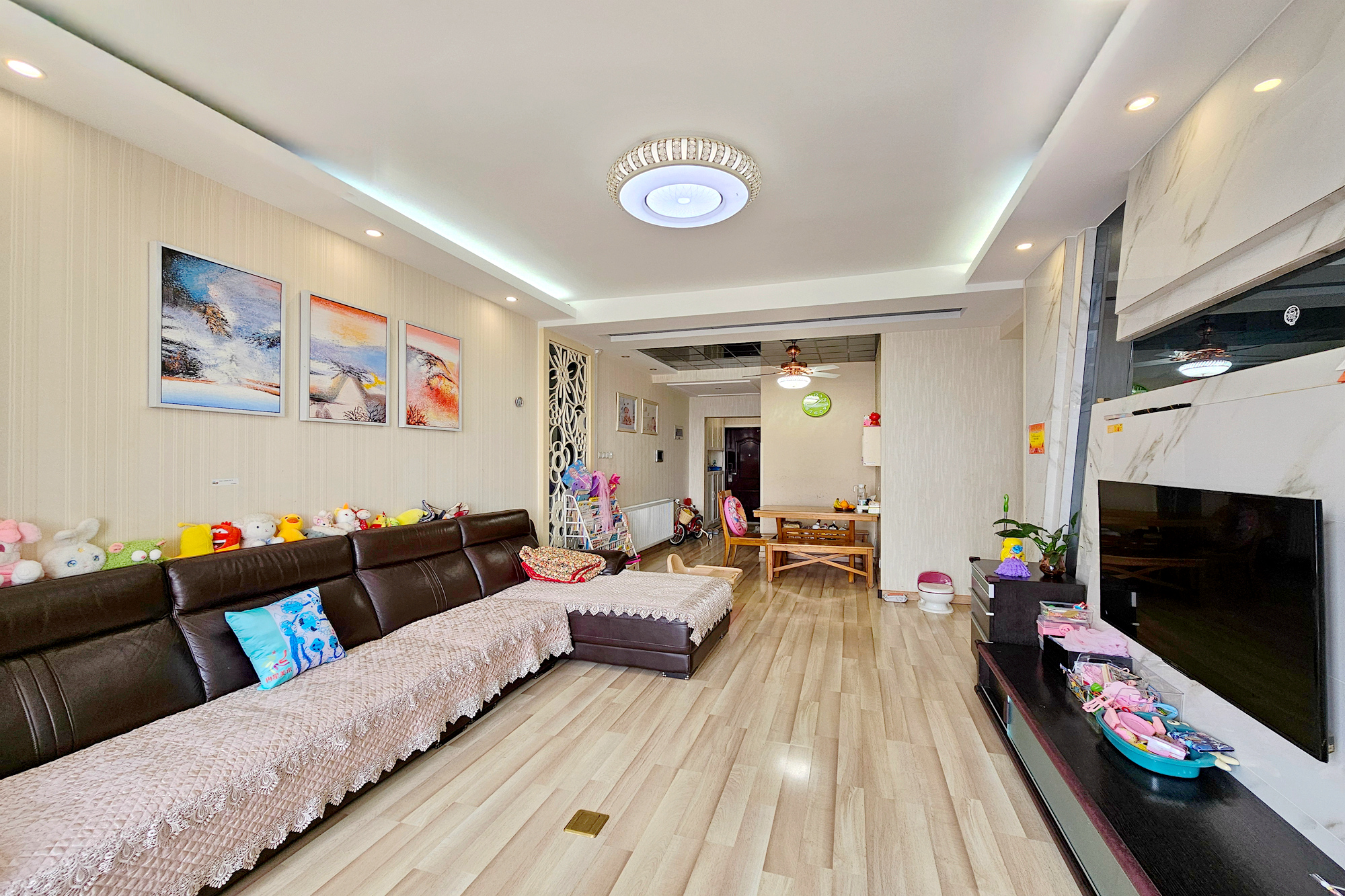 江河东澜湾  3室1厅2卫    89.0万客厅