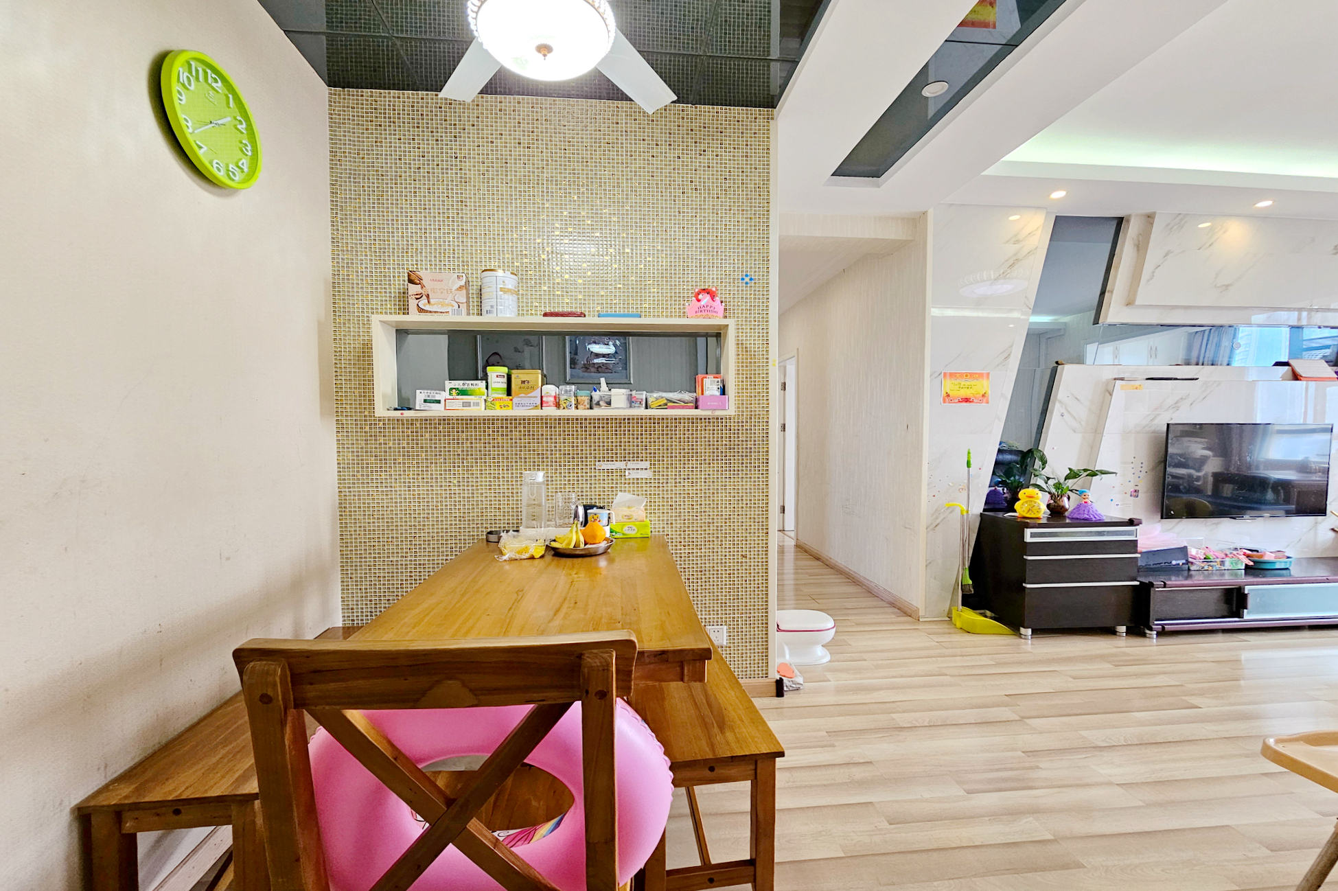 江河东澜湾  3室1厅2卫    89.0万客厅