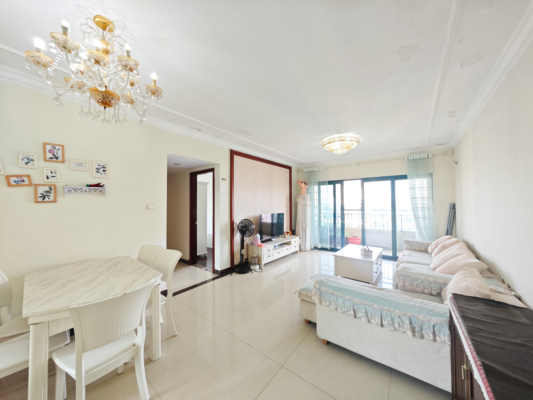 恒大城  3室2厅2卫    90.0万 恒大城  3室2厅2卫    90.0万客厅