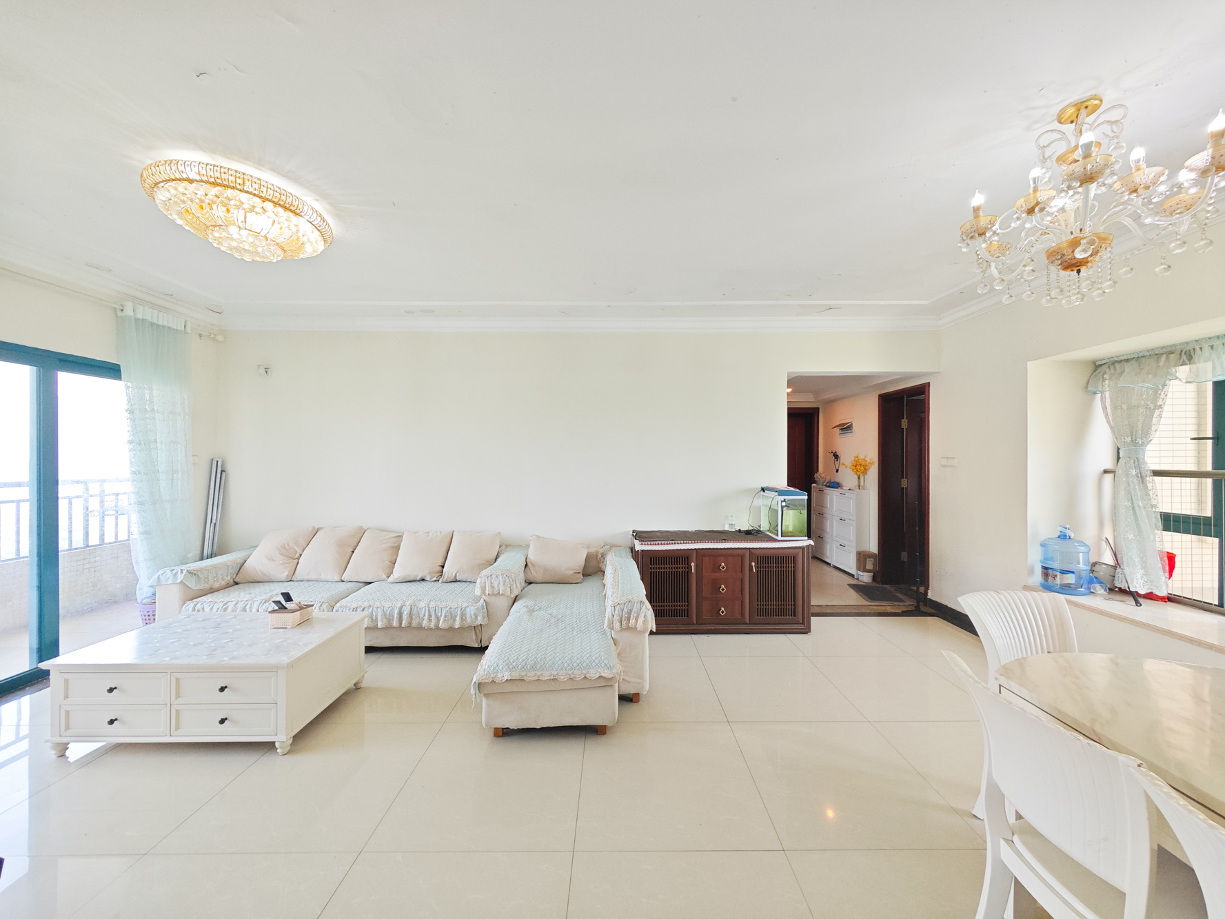 恒大城  3室2厅2卫    90.0万 恒大城  3室2厅2卫    90.0万客厅