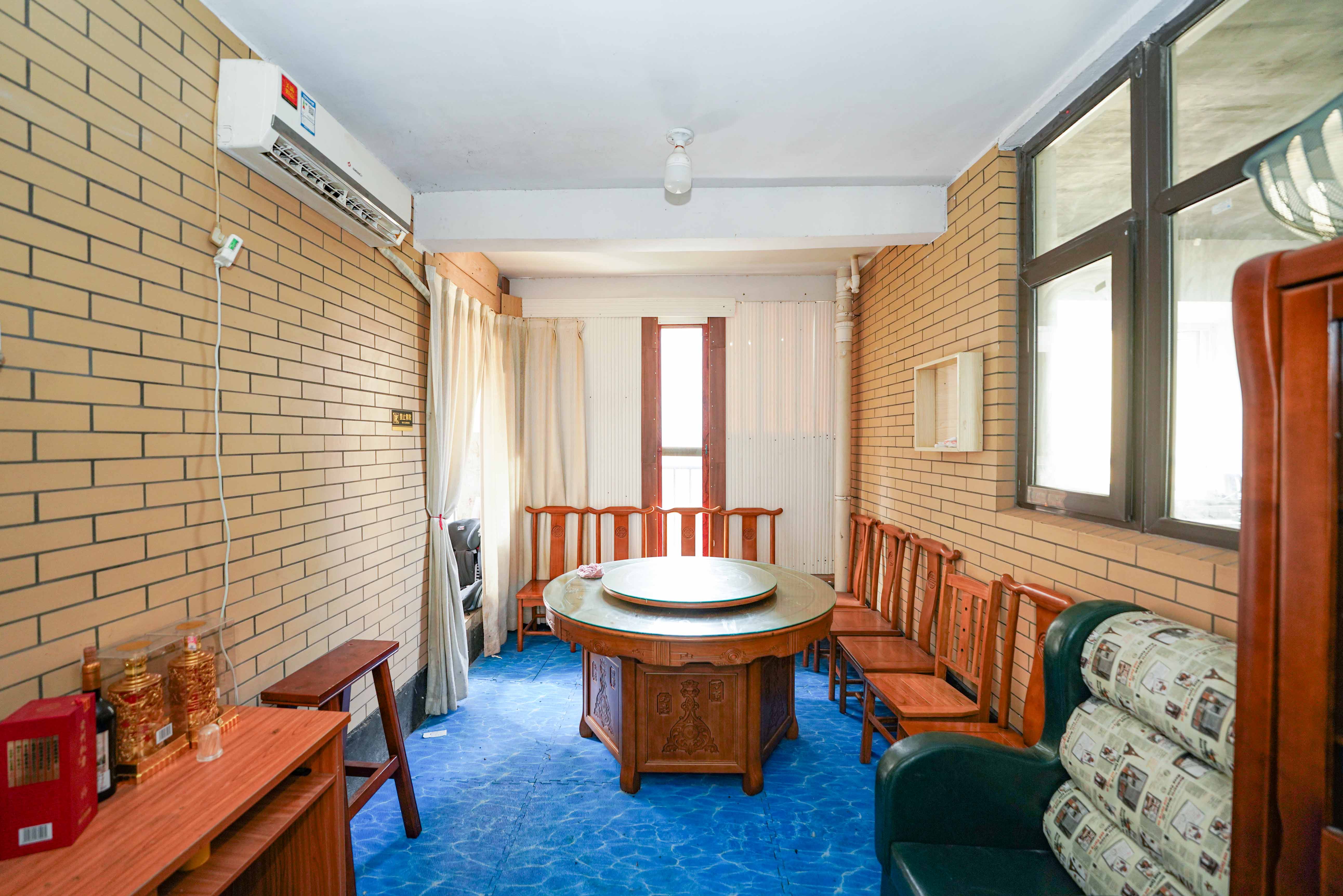 嘉华城(一期) 5室2厅2卫 148.0万 嘉华城(一期) 5室2厅2卫 148.0万客厅