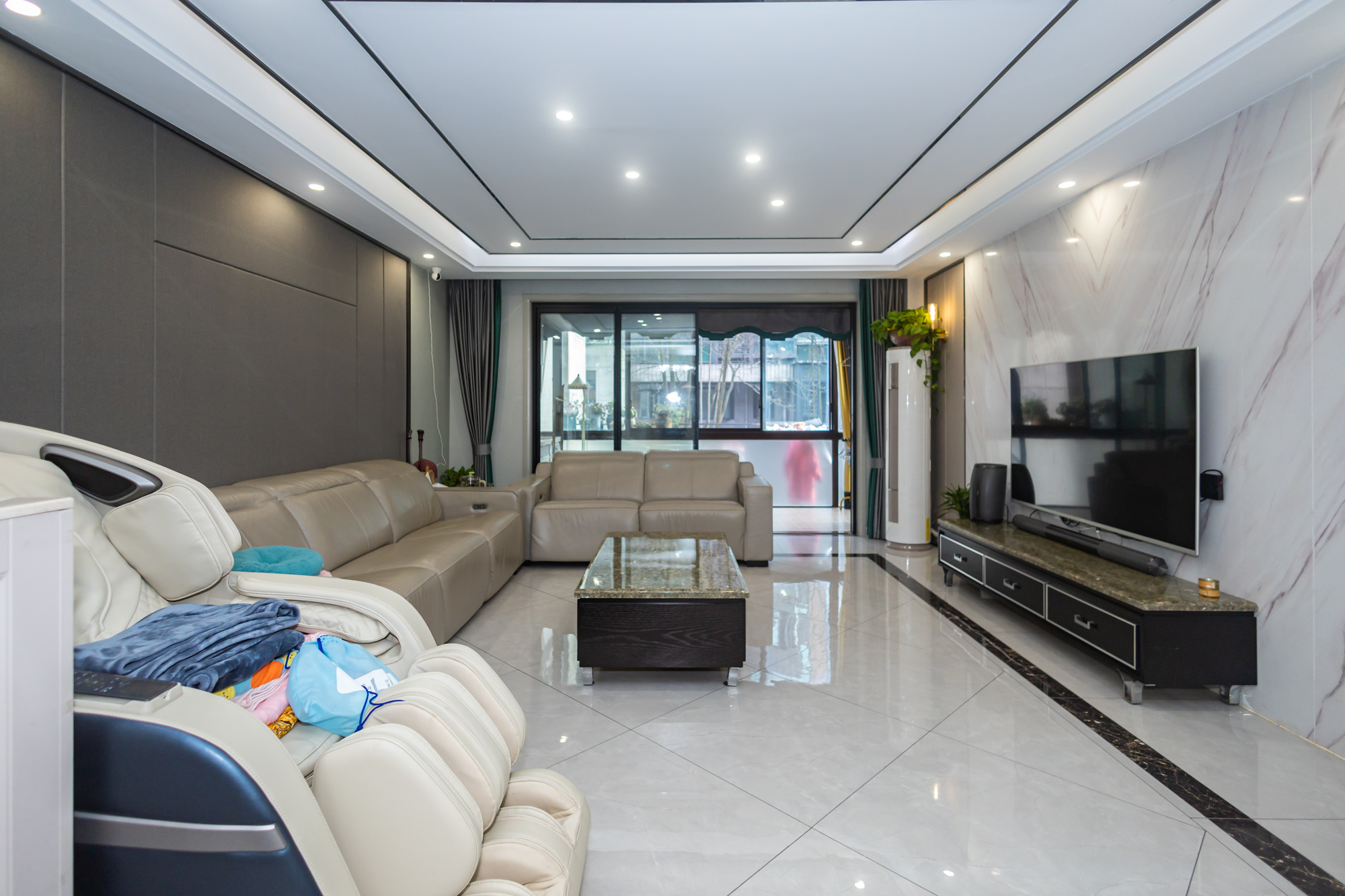 海伦春天  5室2厅3卫    298.0万客厅