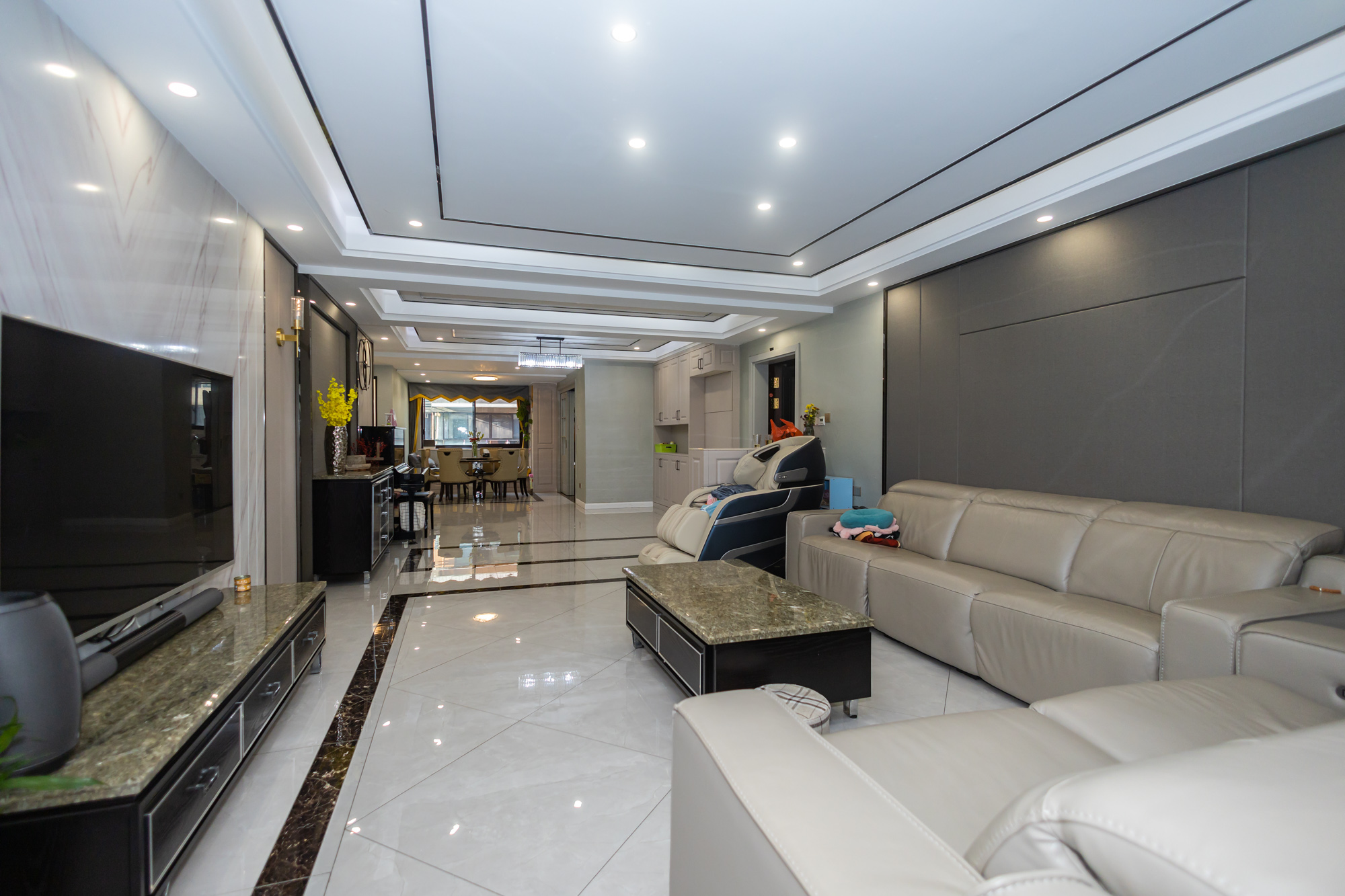 海伦春天  5室2厅3卫    298.0万客厅