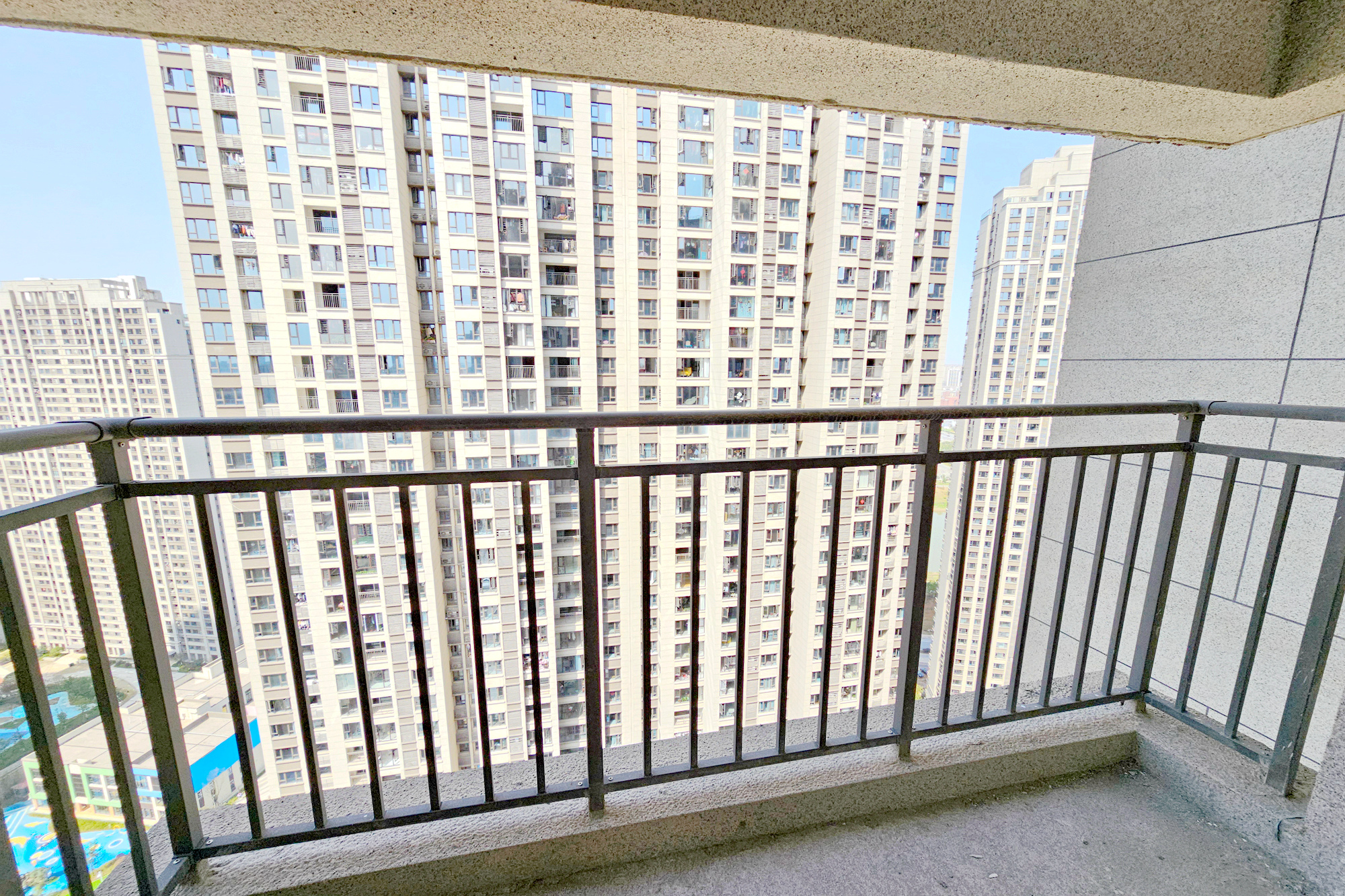 阳光城尚东湾愉景苑  4室2厅2卫   126.00万阳台