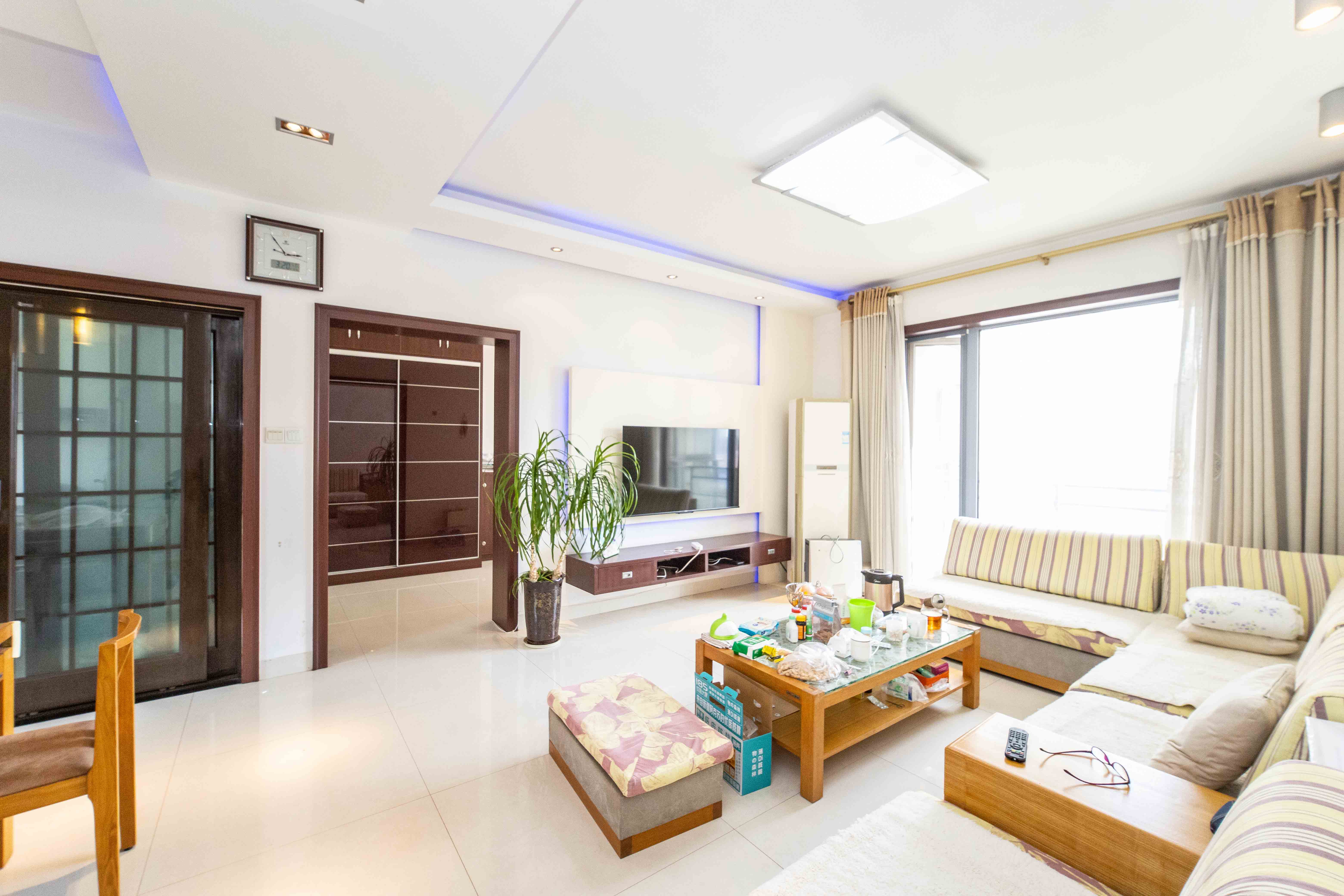 银港水晶城  3室2厅2卫   135.60万客厅