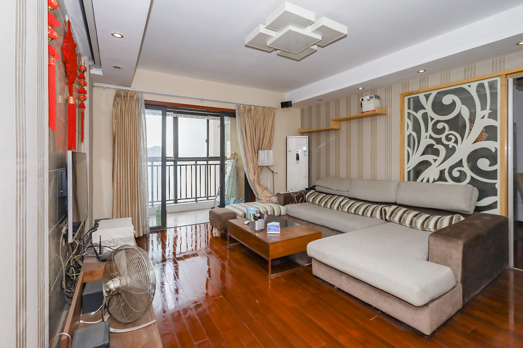 钰龙天下一期  3室2厅2卫    248.0万 钰龙天下一期  3室2厅2卫    248.0万客厅