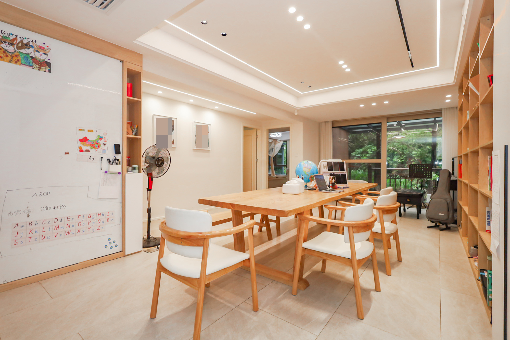 天麓尚层  5室2厅2卫    278.0万客厅