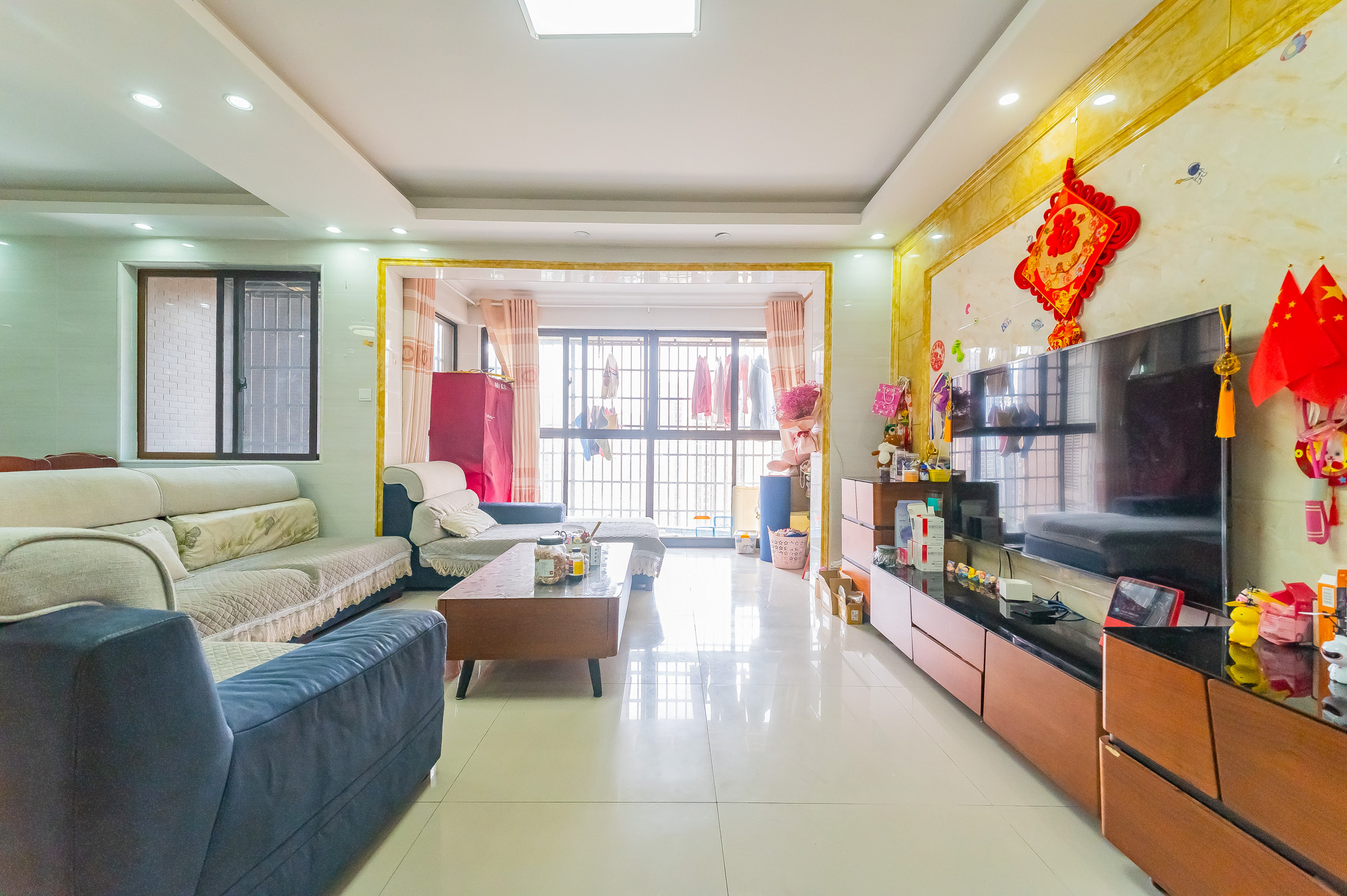 湖湾世景 4室2厅2卫 99.6万 湖湾世景 4室2厅2卫 99.6万客厅