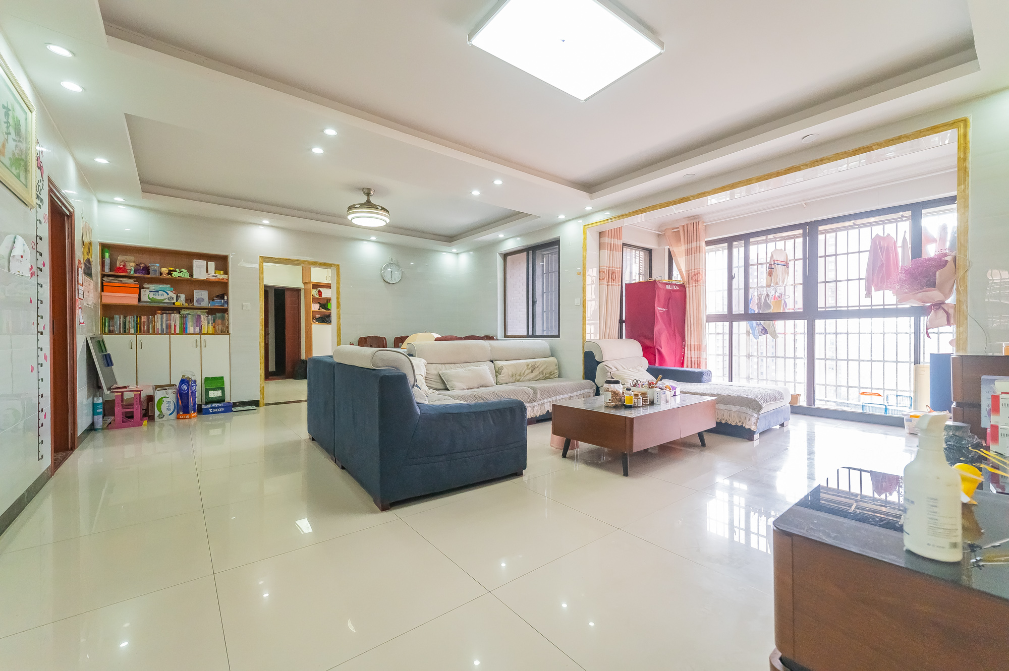 湖湾世景 4室2厅2卫 99.6万 湖湾世景 4室2厅2卫 99.6万客厅