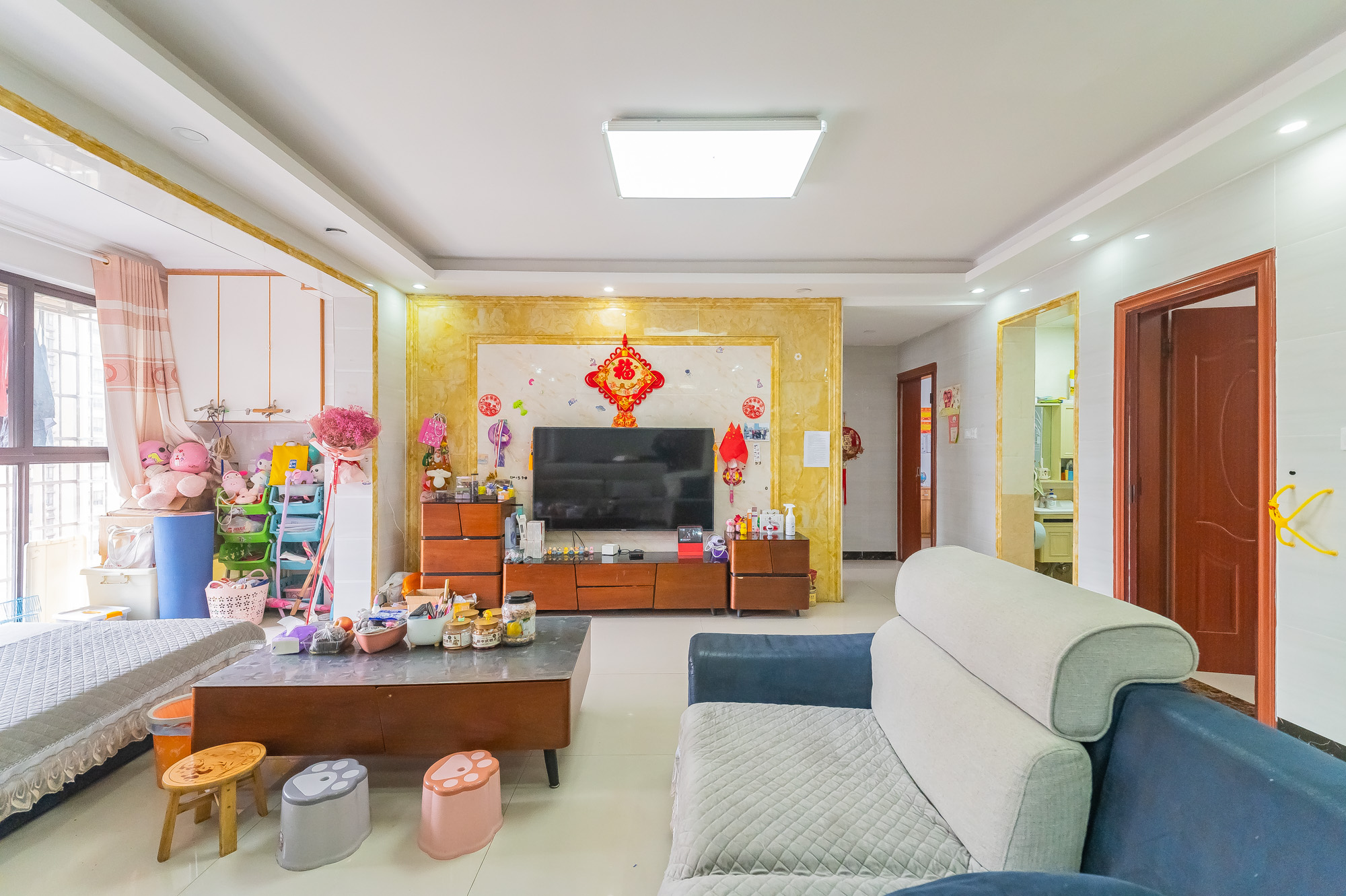 湖湾世景 4室2厅2卫 99.6万 湖湾世景 4室2厅2卫 99.6万客厅