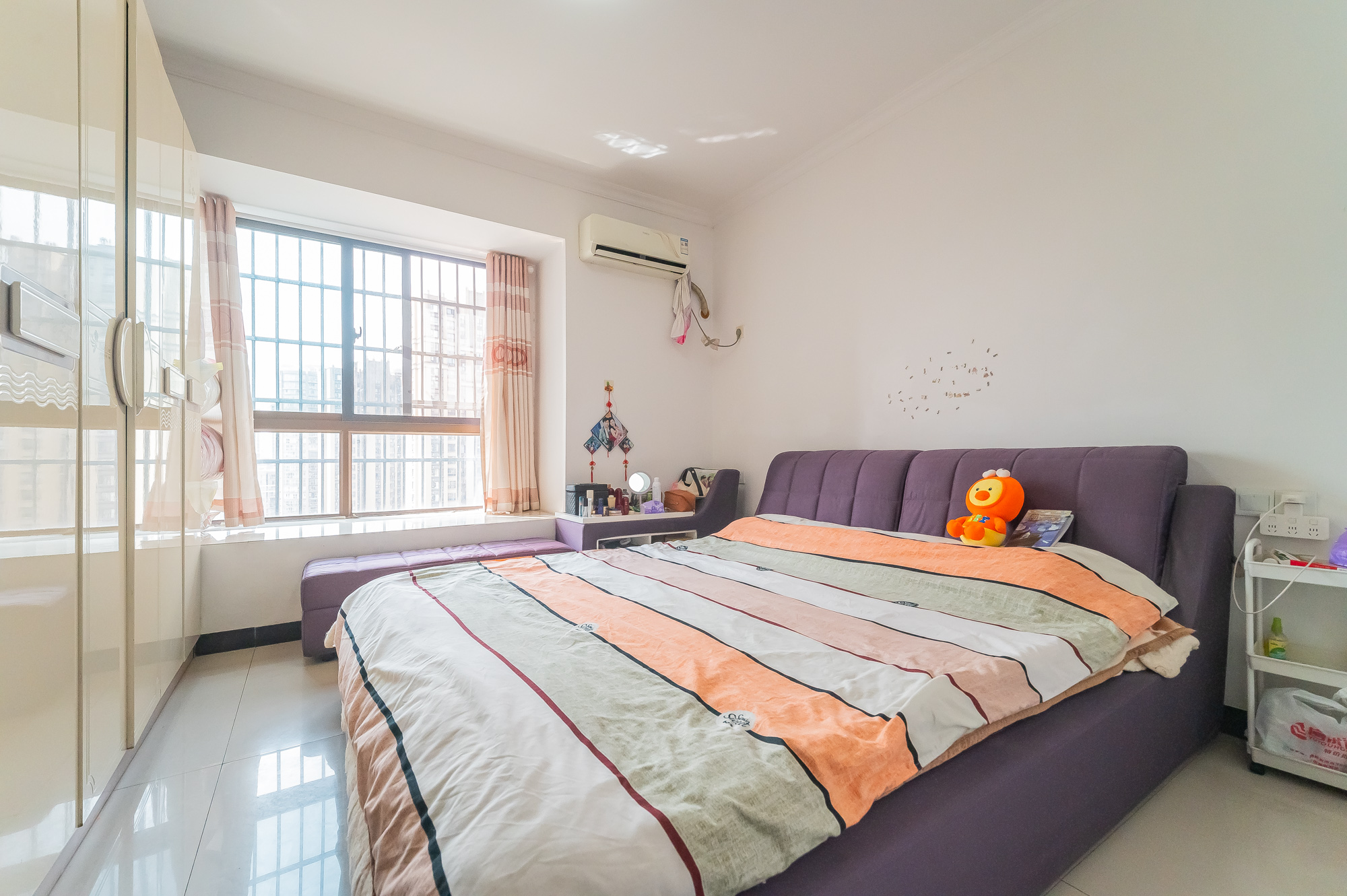 湖湾世景 4室2厅2卫 99.6万 湖湾世景 4室2厅2卫 99.6万卧室