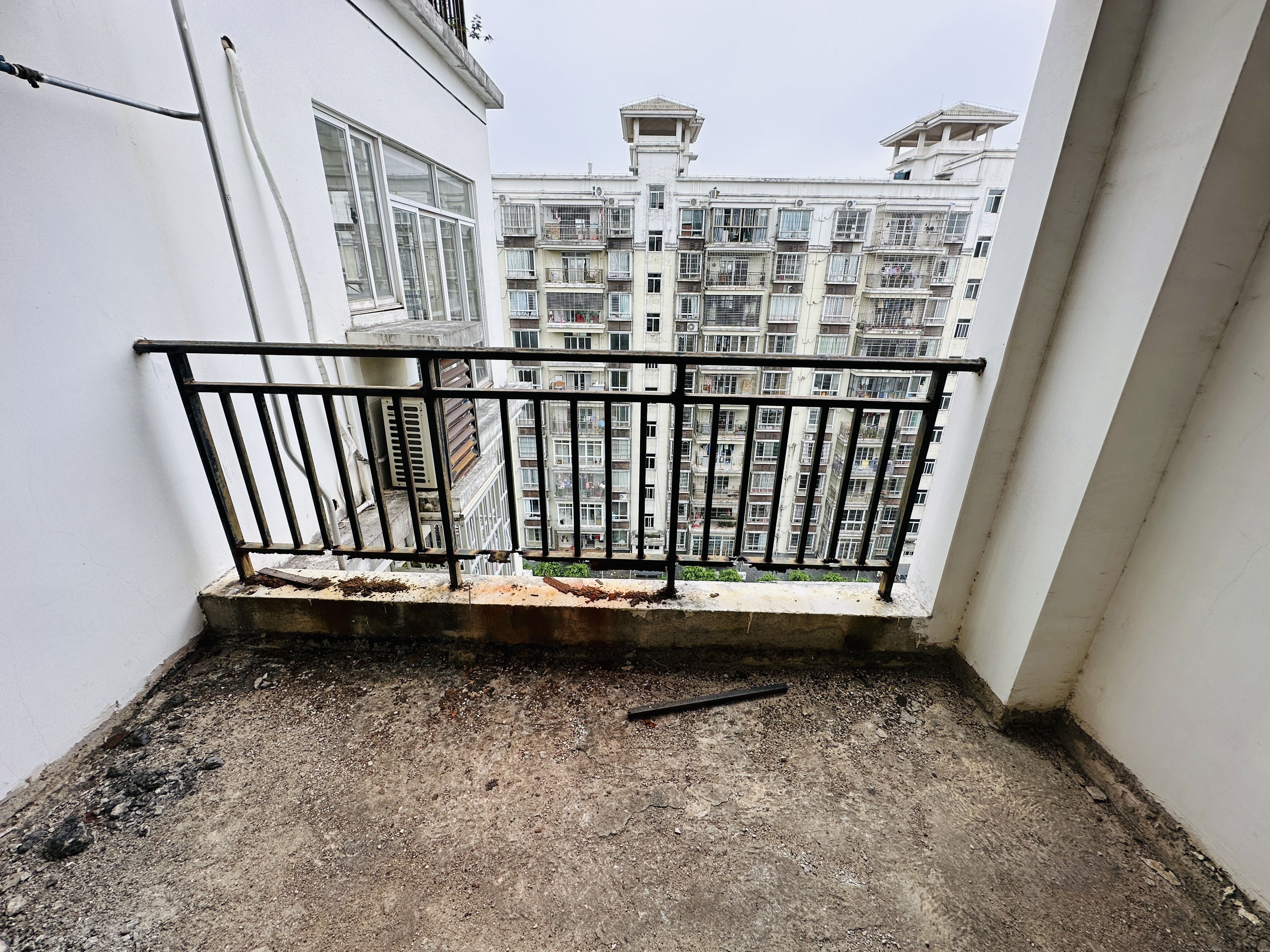 蓝水湾一期  4室2厅4卫    289.0万 蓝水湾一期  4室2厅4卫    289.0万阳台