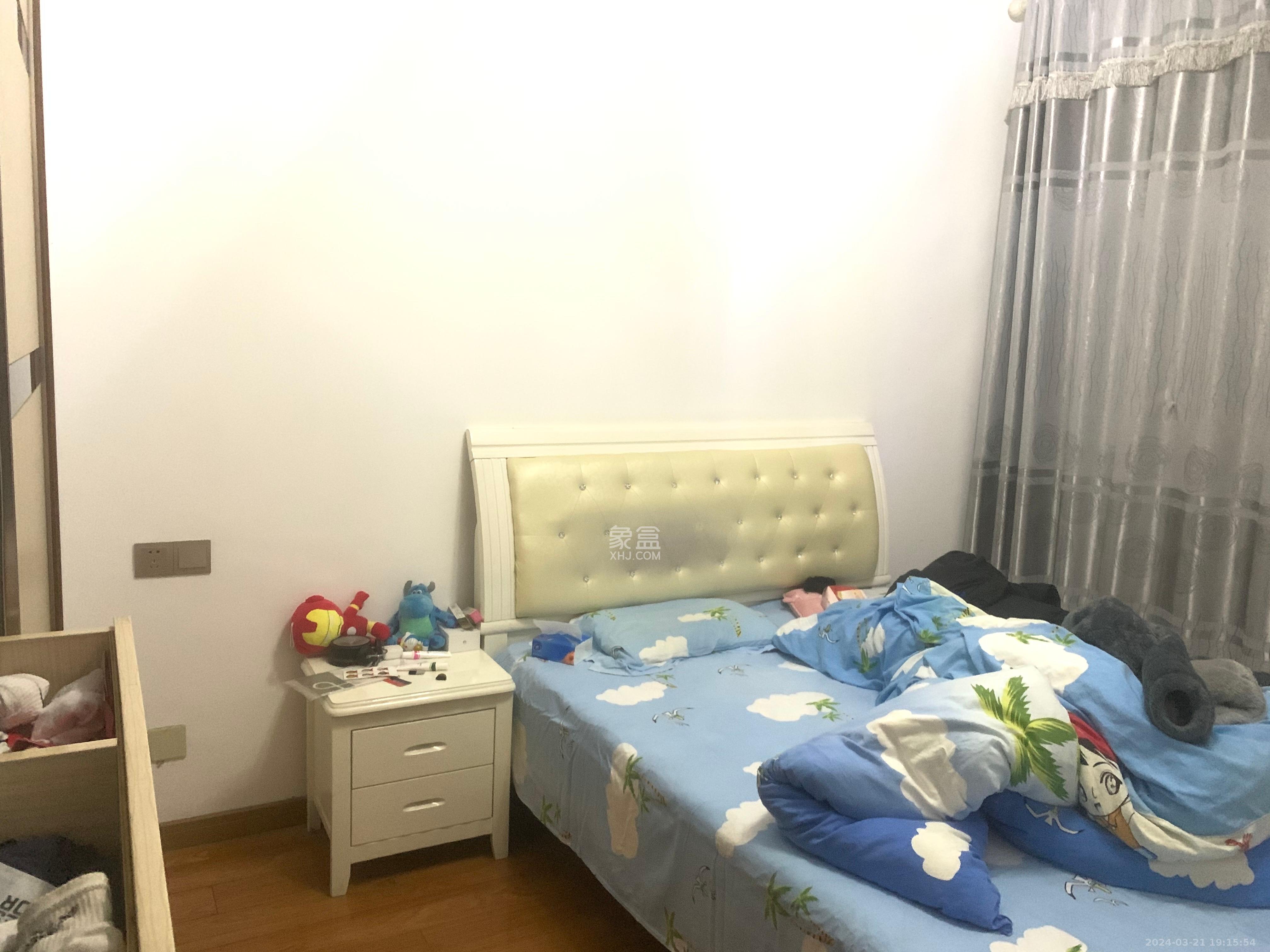 水岸世景  3室2厅2卫   2700.00元/月室内图