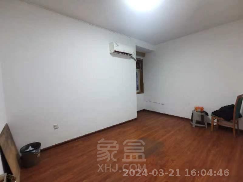 市二中单位房  4室2厅2卫   1600.00元/月室内图1