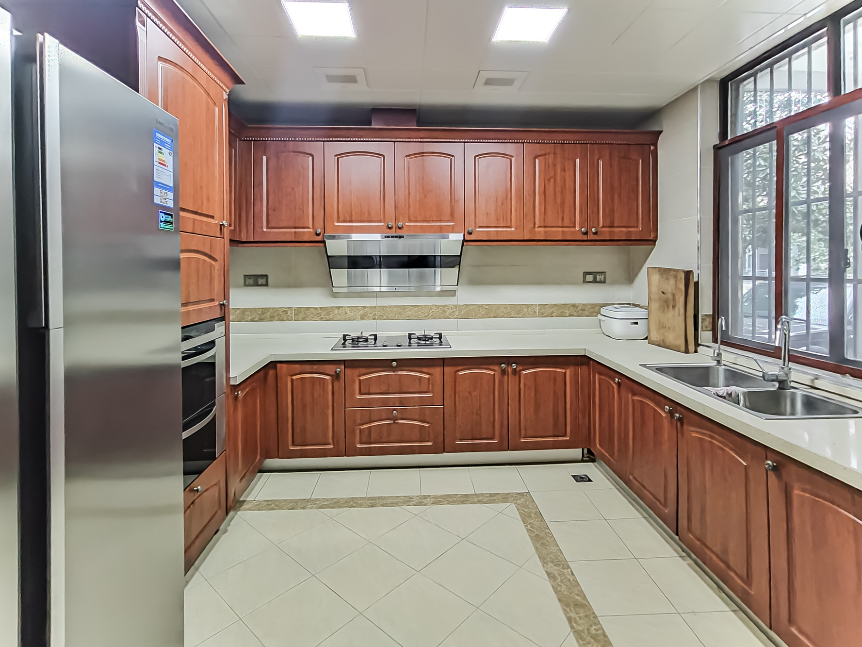 山水湾  5室3厅2卫    498.0万 山水湾  5室3厅2卫    498.0万厨房