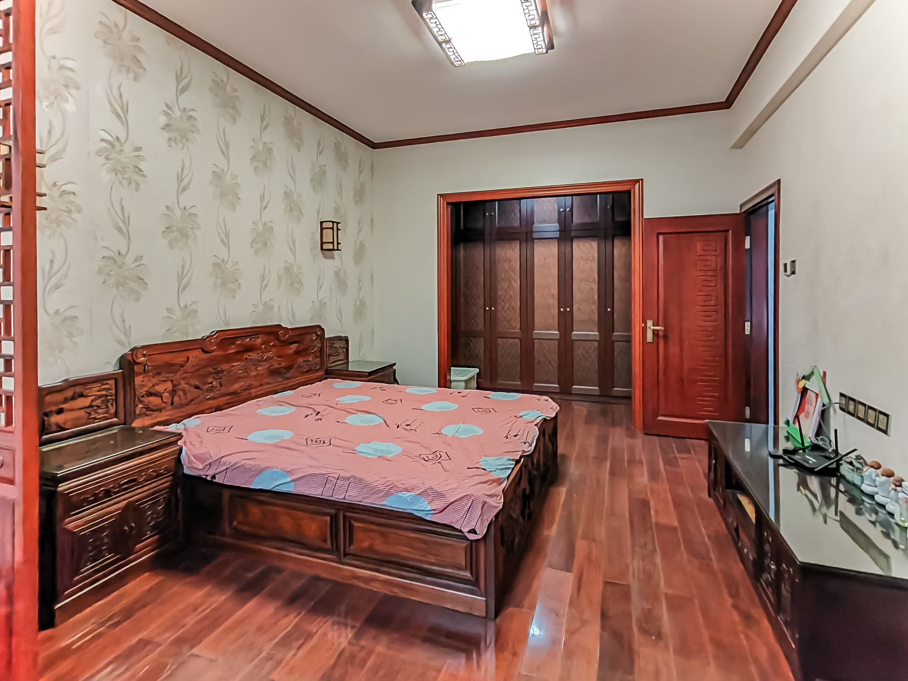 山水湾  5室3厅2卫    498.0万 山水湾  5室3厅2卫    498.0万卧室