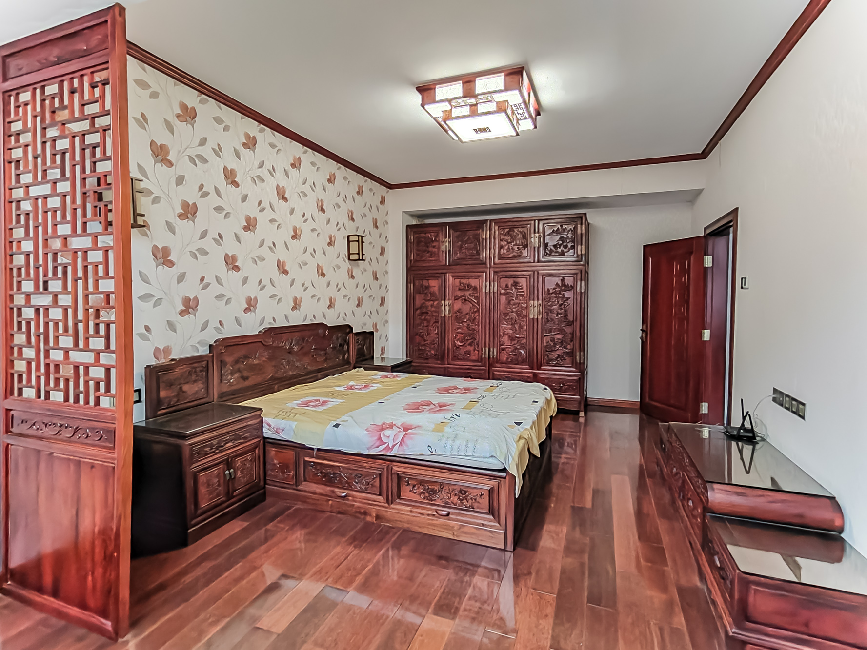 山水湾  5室3厅2卫    498.0万 山水湾  5室3厅2卫    498.0万卧室