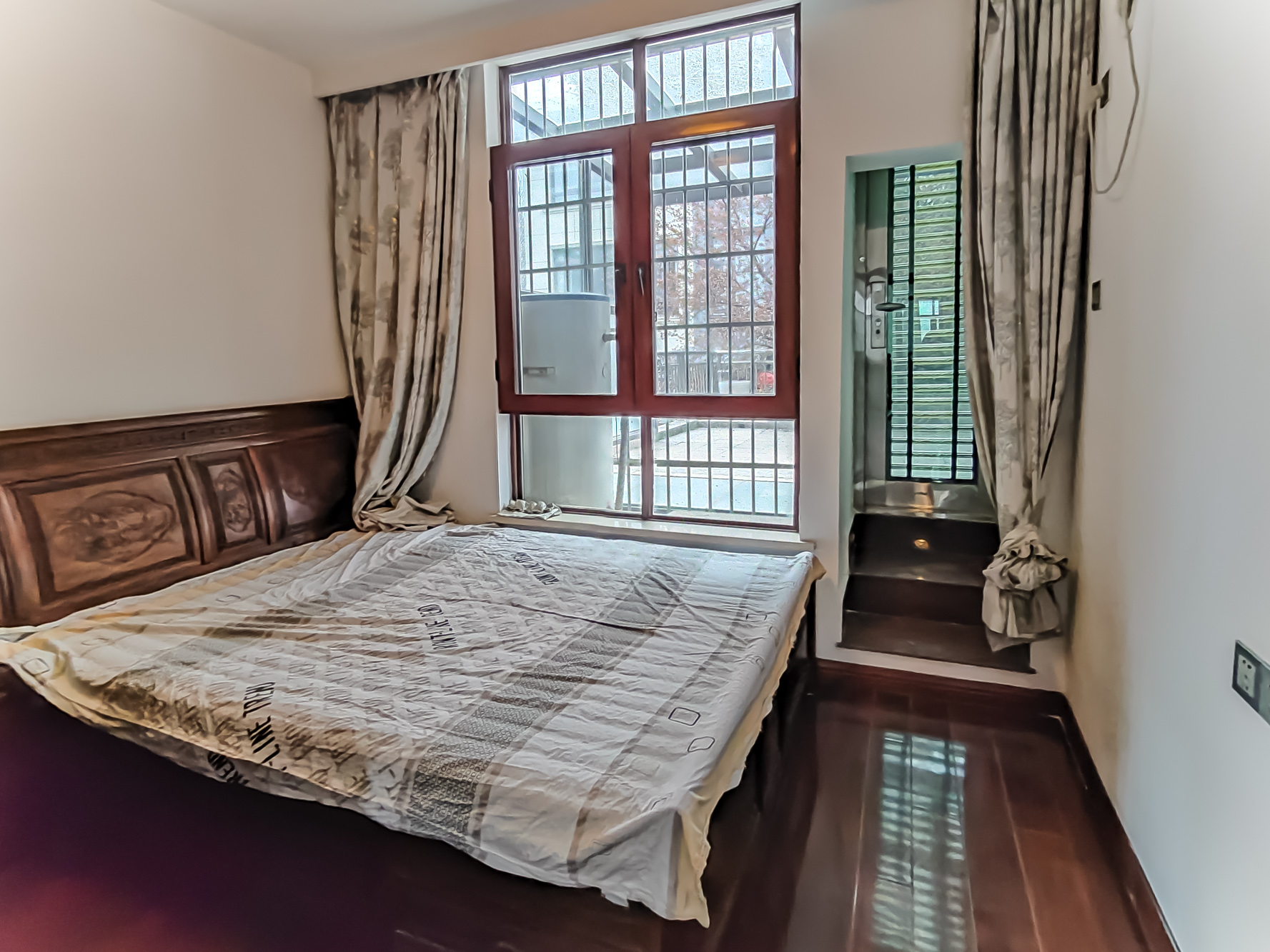 山水湾  5室3厅2卫    498.0万 山水湾  5室3厅2卫    498.0万卧室