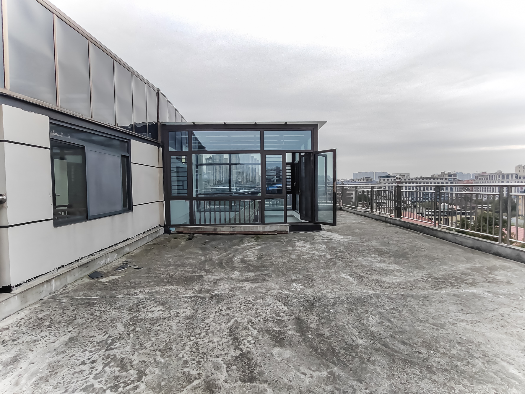 山水湾  5室3厅2卫    498.0万 山水湾  5室3厅2卫    498.0万阳台