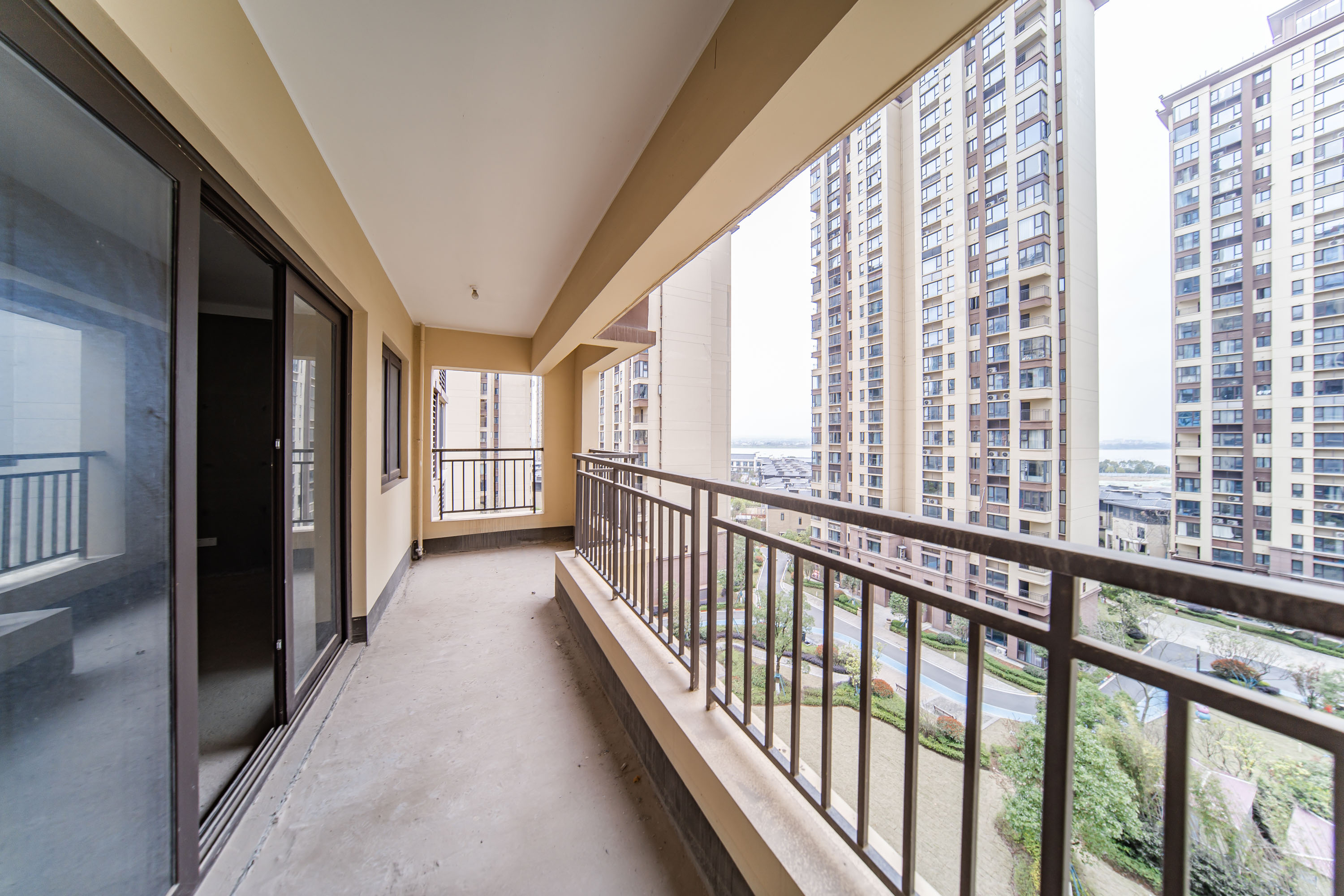 蓝光雍锦半岛 3室2厅2卫 112.0万 蓝光雍锦半岛 3室2厅2卫 112.0万阳台