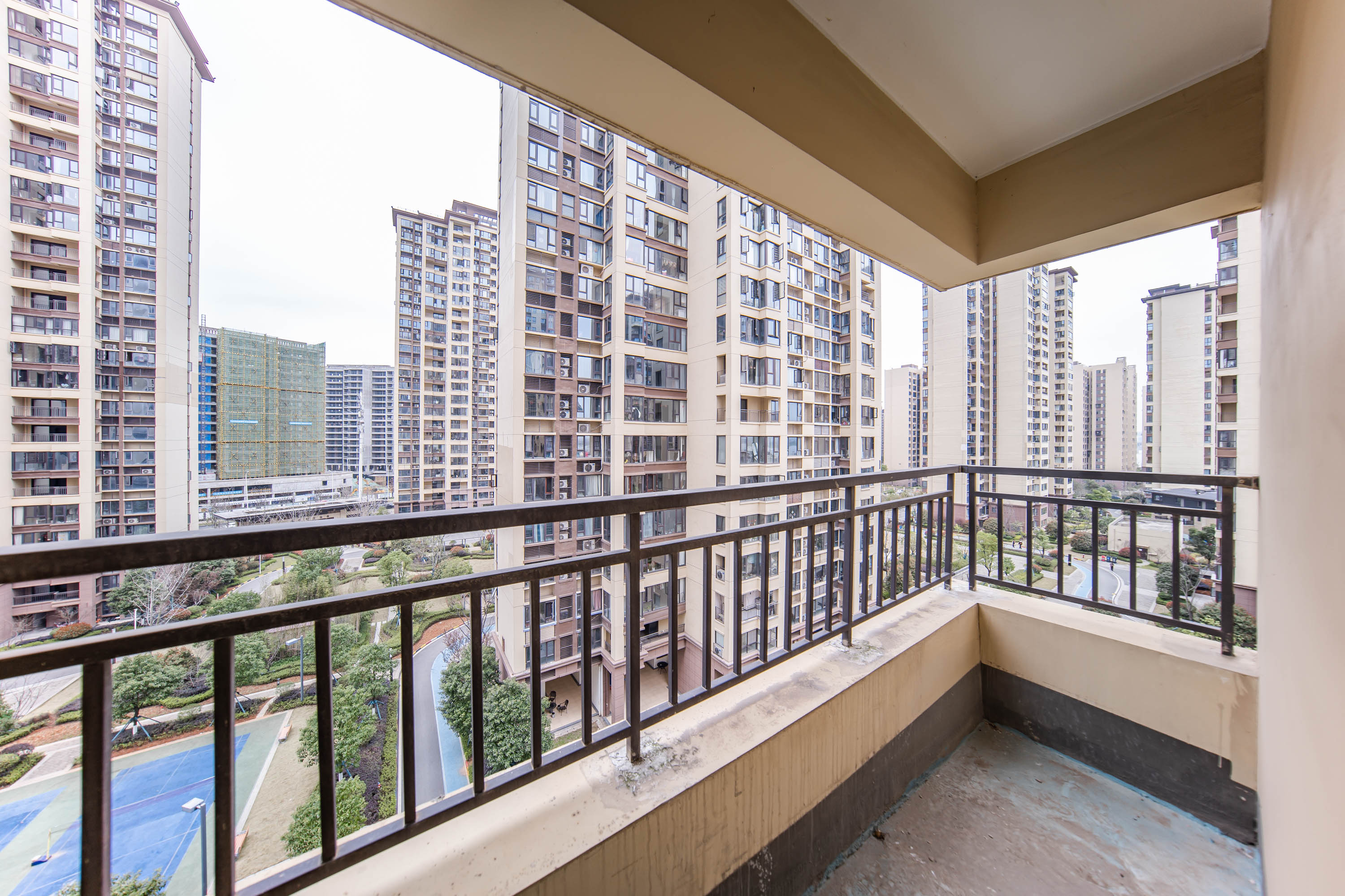 蓝光雍锦半岛 3室2厅2卫 112.0万 蓝光雍锦半岛 3室2厅2卫 112.0万阳台