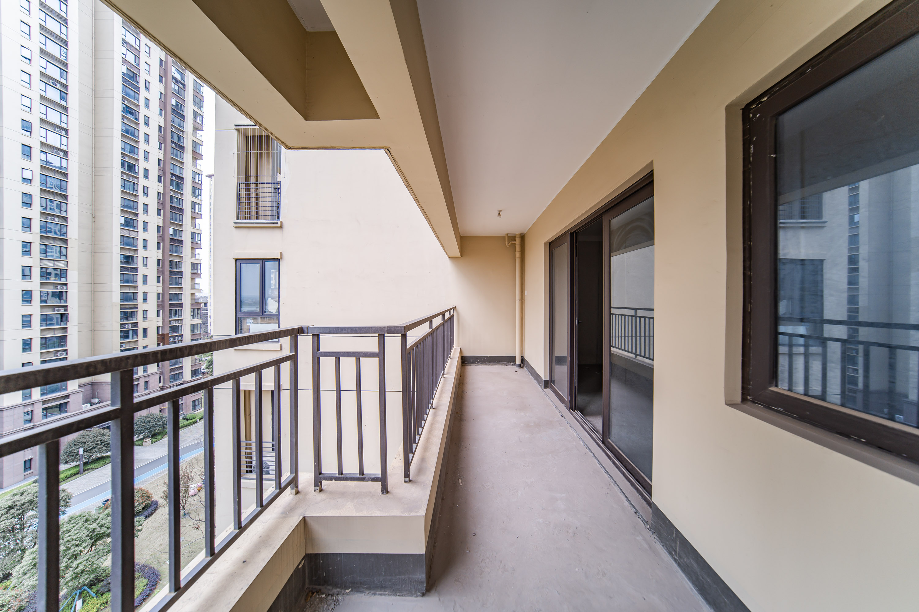 蓝光雍锦半岛 3室2厅2卫 112.0万 蓝光雍锦半岛 3室2厅2卫 112.0万阳台