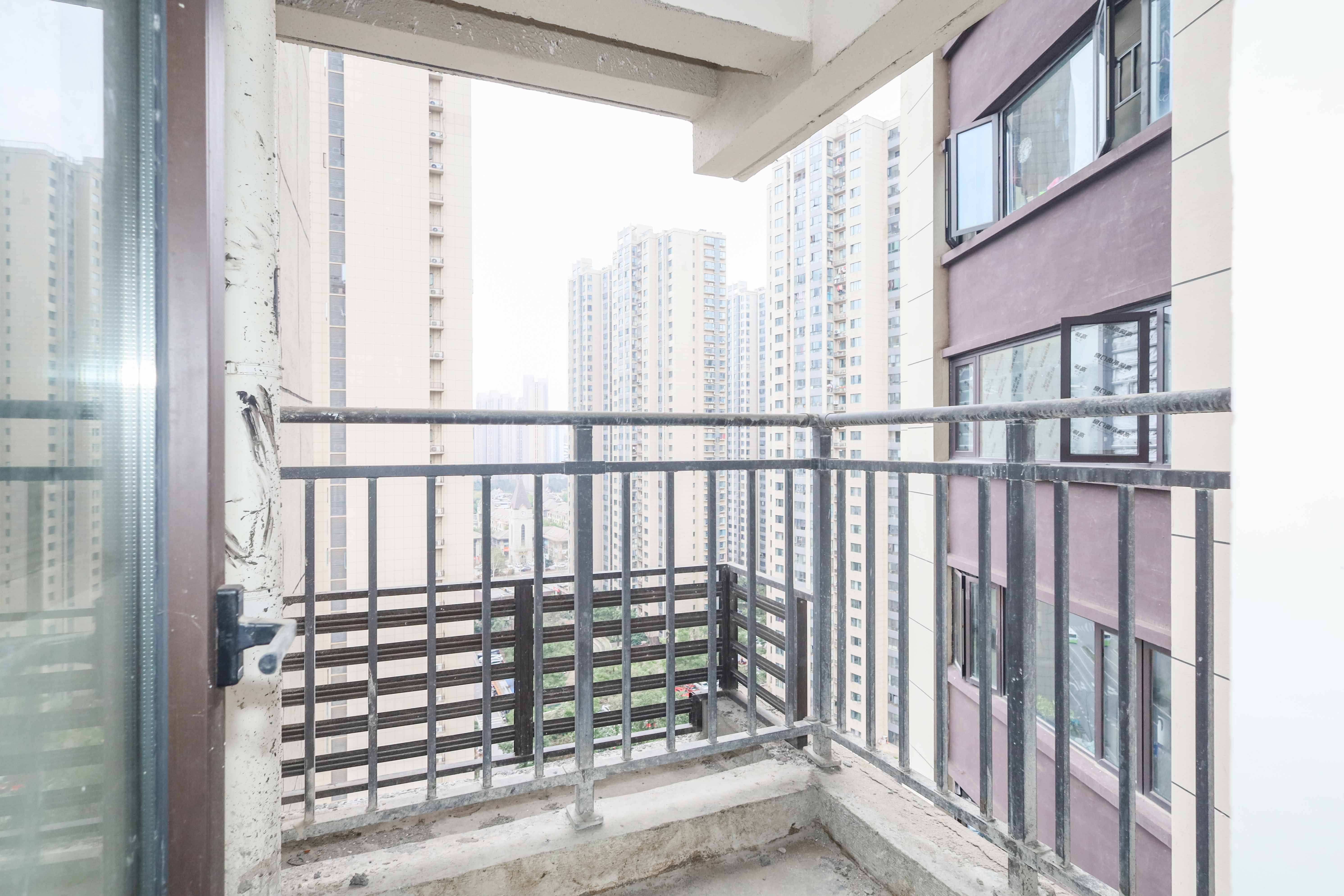 中国铁建梅溪青秀三期  3室2厅2卫   135.00万阳台