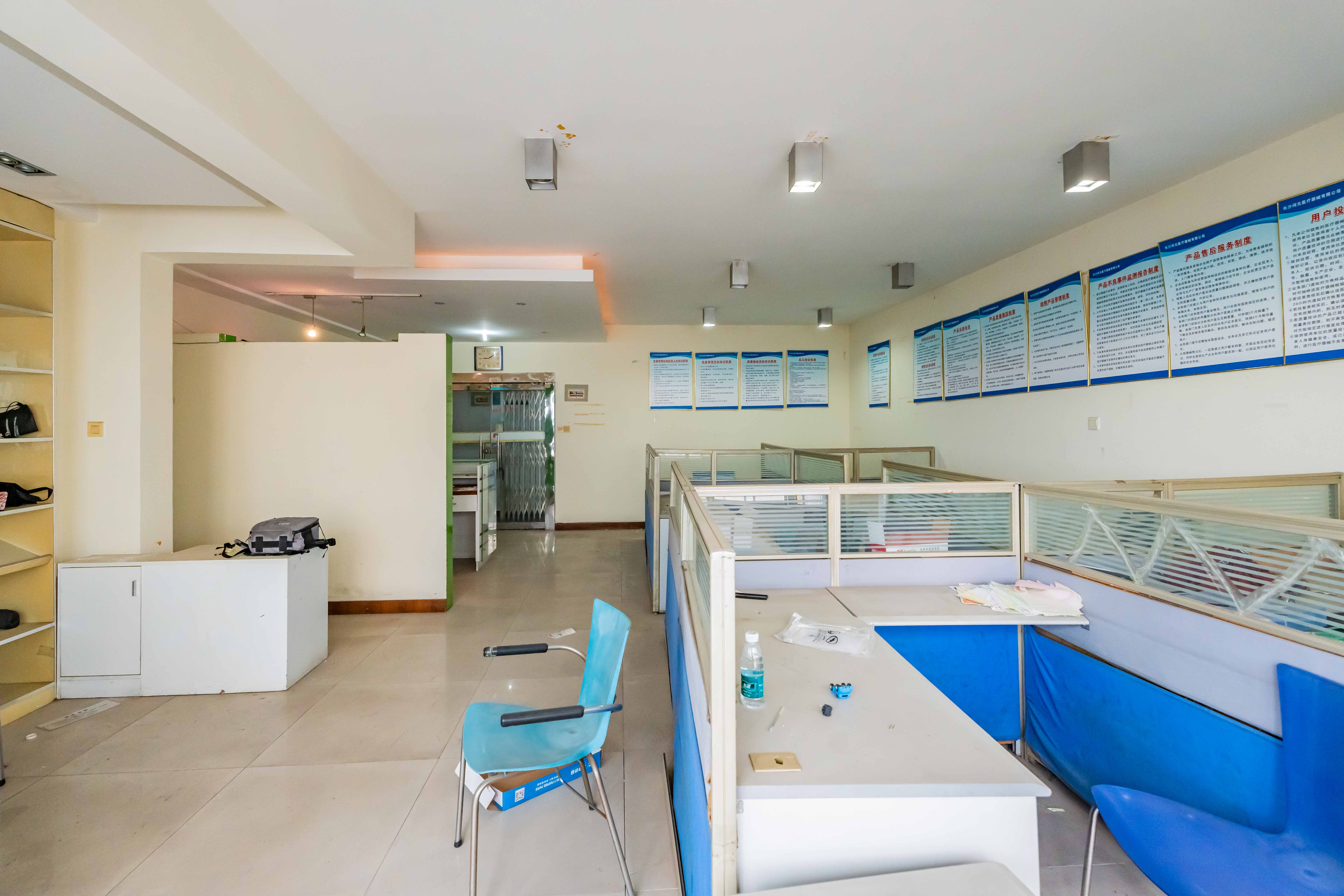 唐朝大厦  4室2厅2卫    90.0万客厅