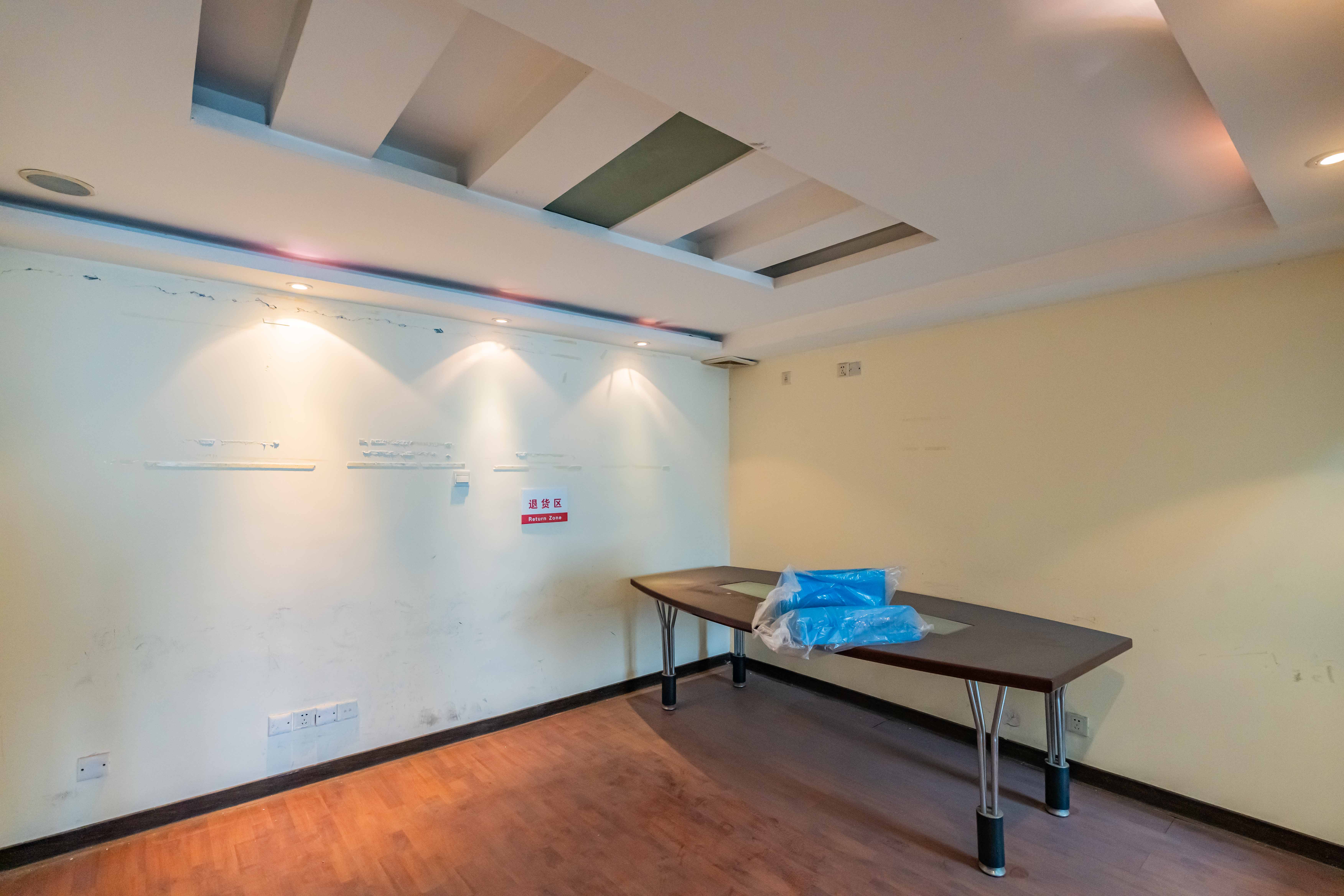 唐朝大厦  4室2厅2卫    90.0万卧室