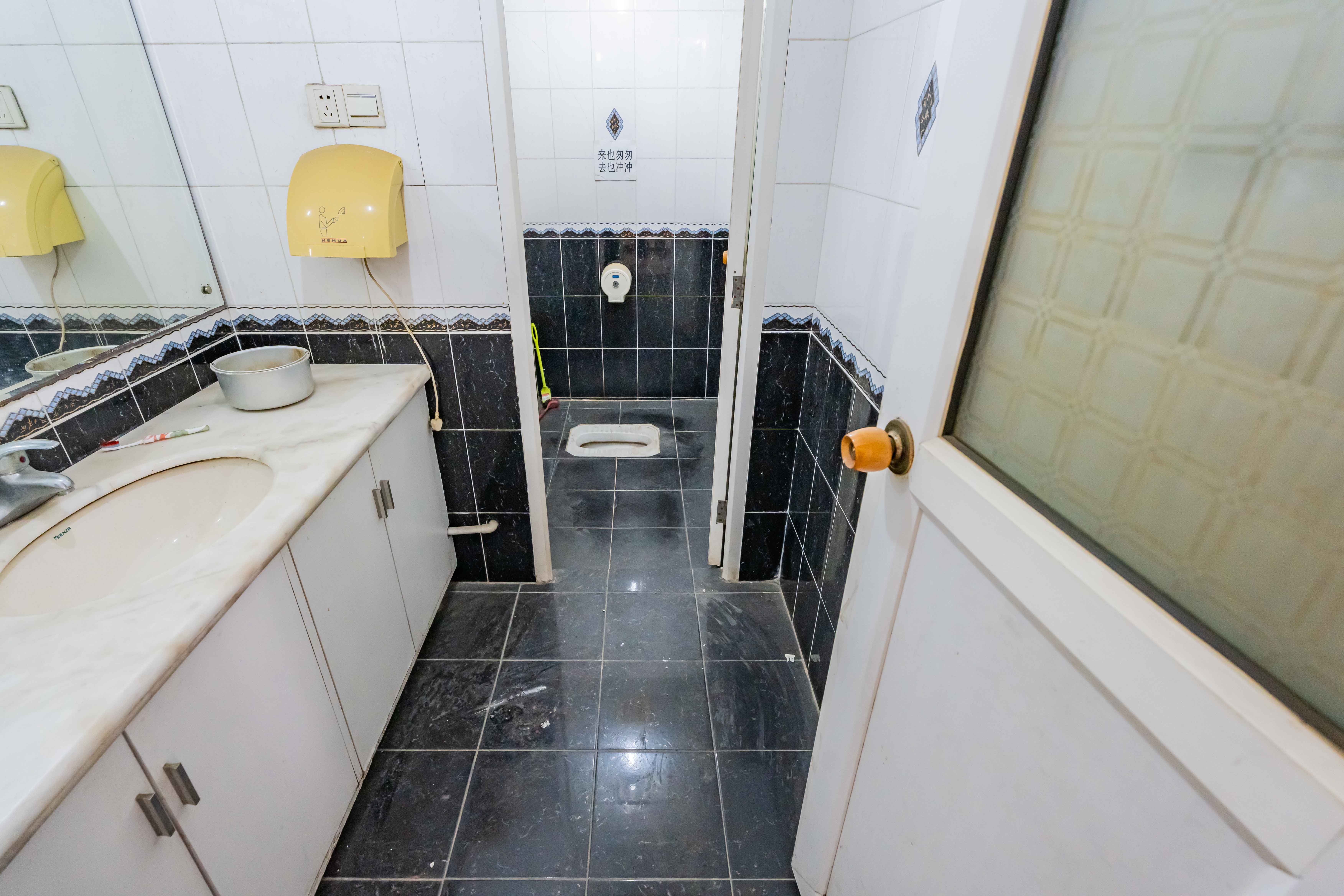 唐朝大厦  4室2厅2卫    90.0万卫生间