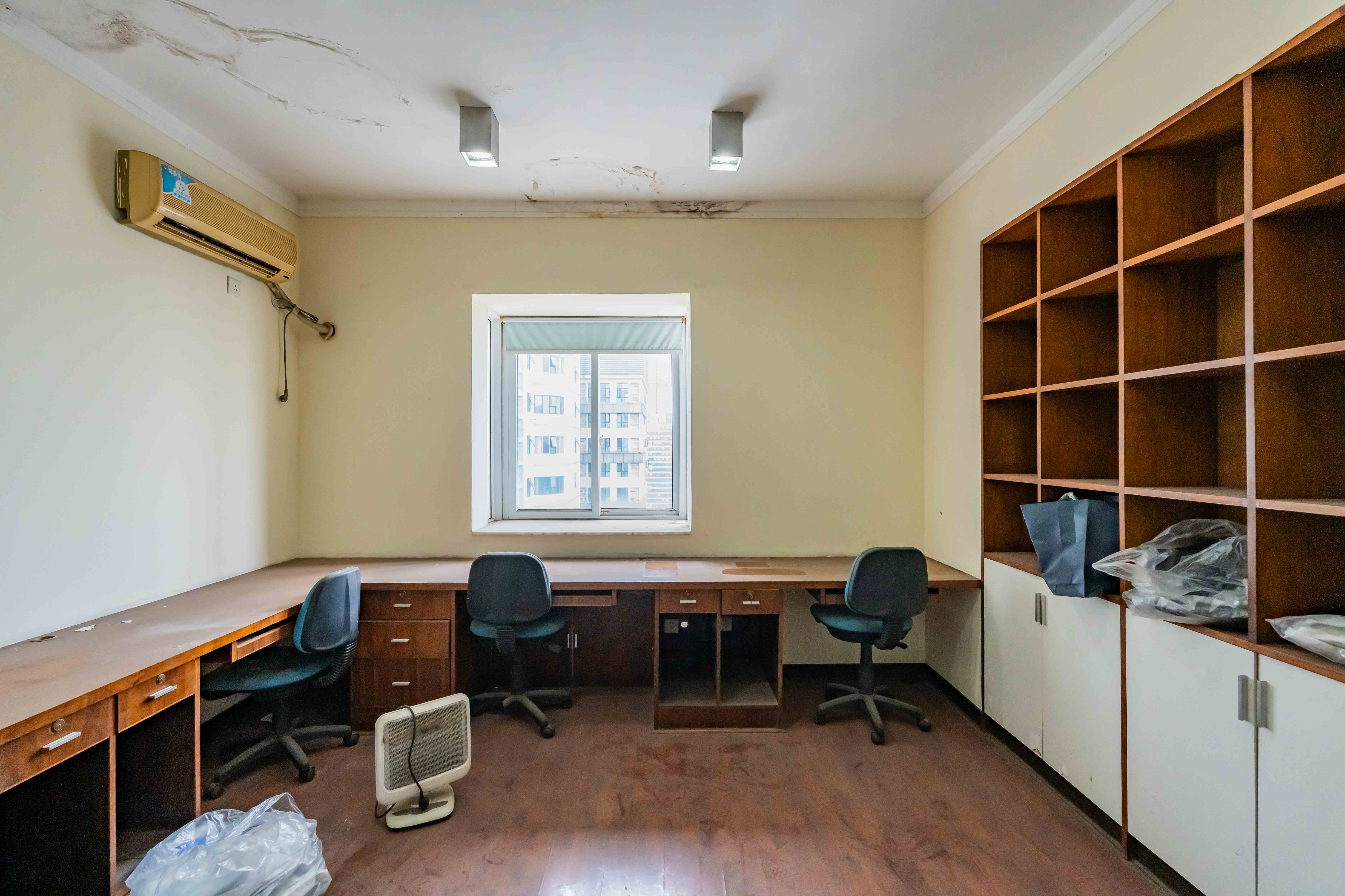 唐朝大厦  4室2厅2卫    90.0万卧室