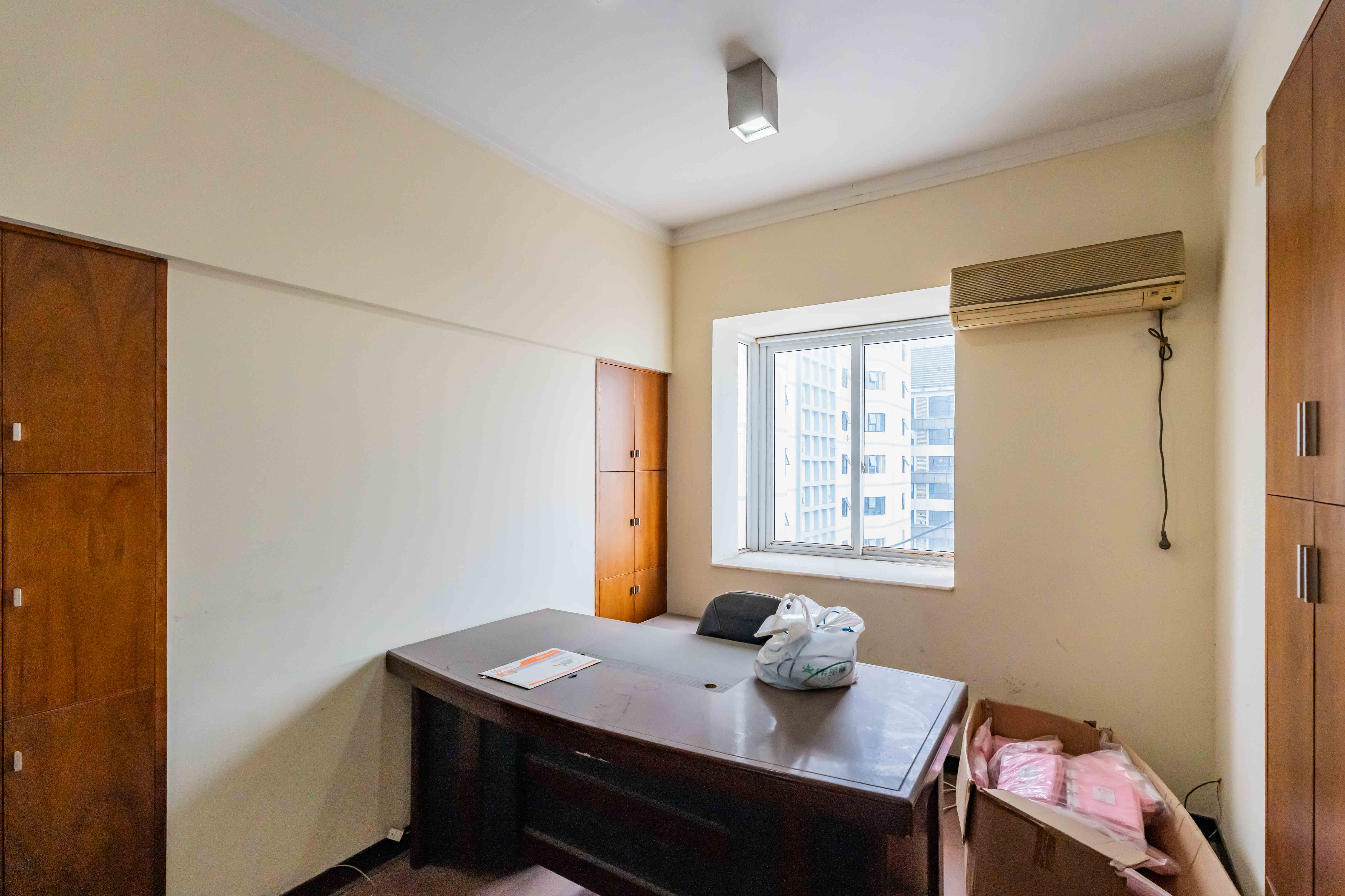 唐朝大厦  4室2厅2卫    90.0万卧室