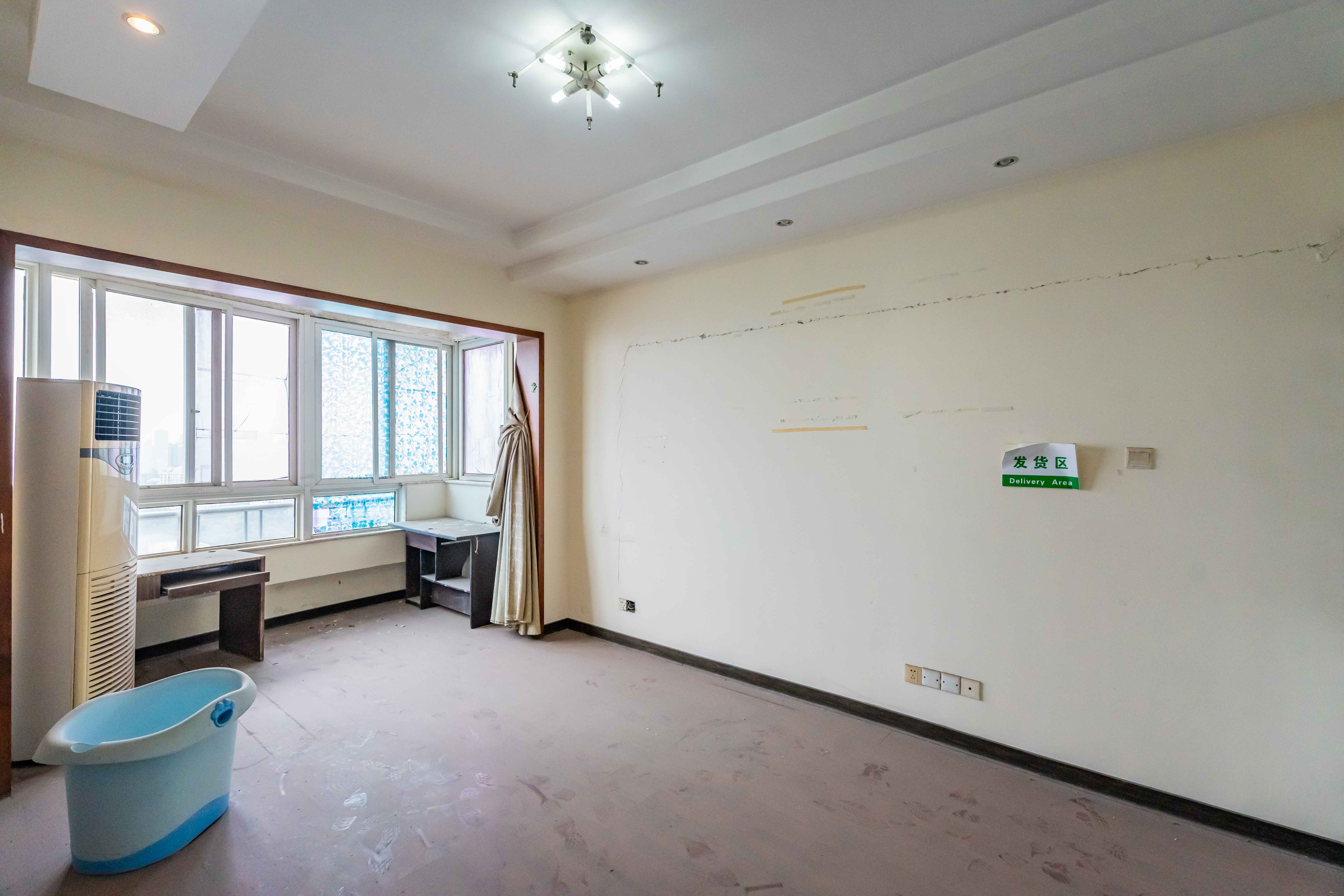 唐朝大厦  4室2厅2卫    90.0万卧室