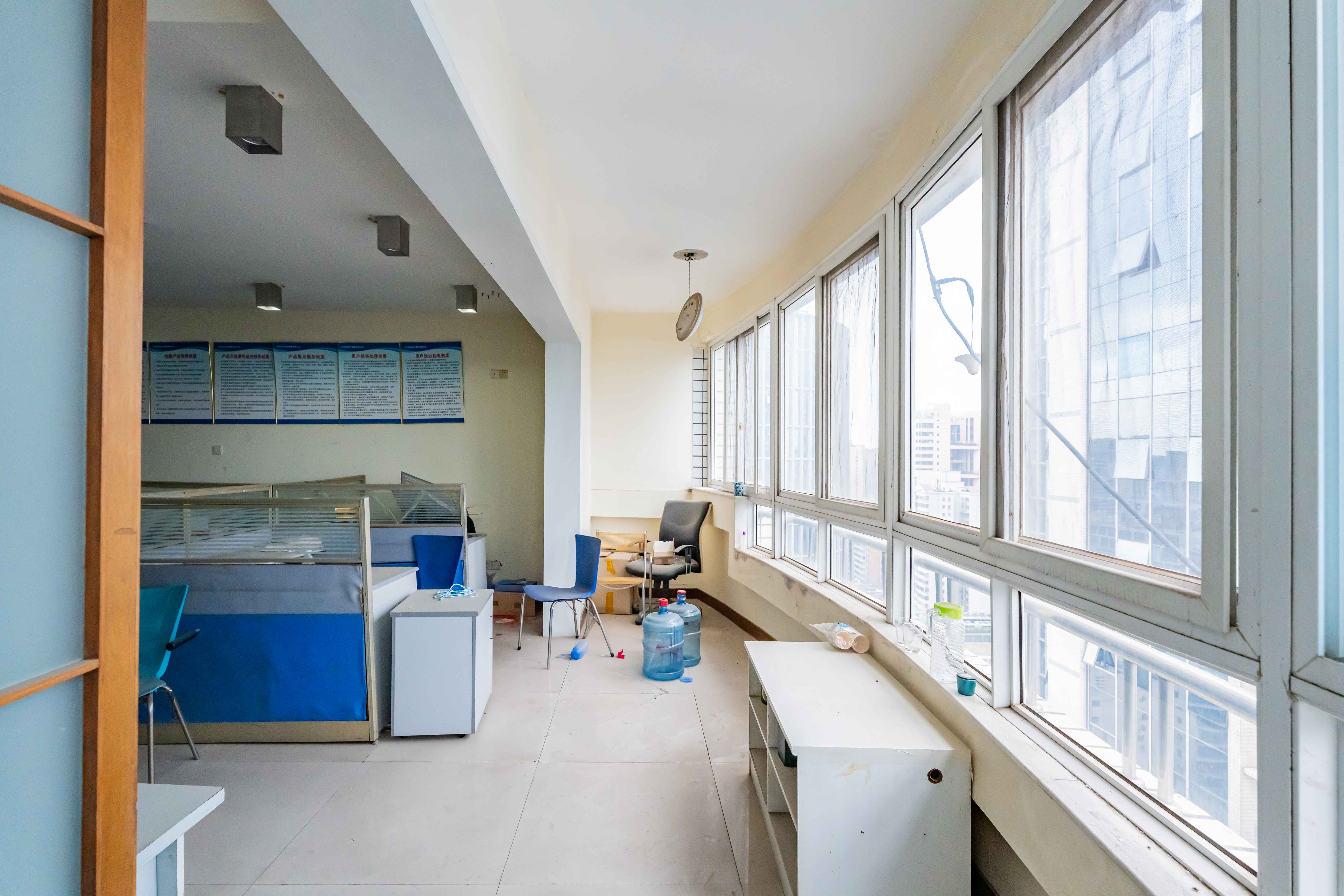 唐朝大厦  4室2厅2卫    90.0万阳台