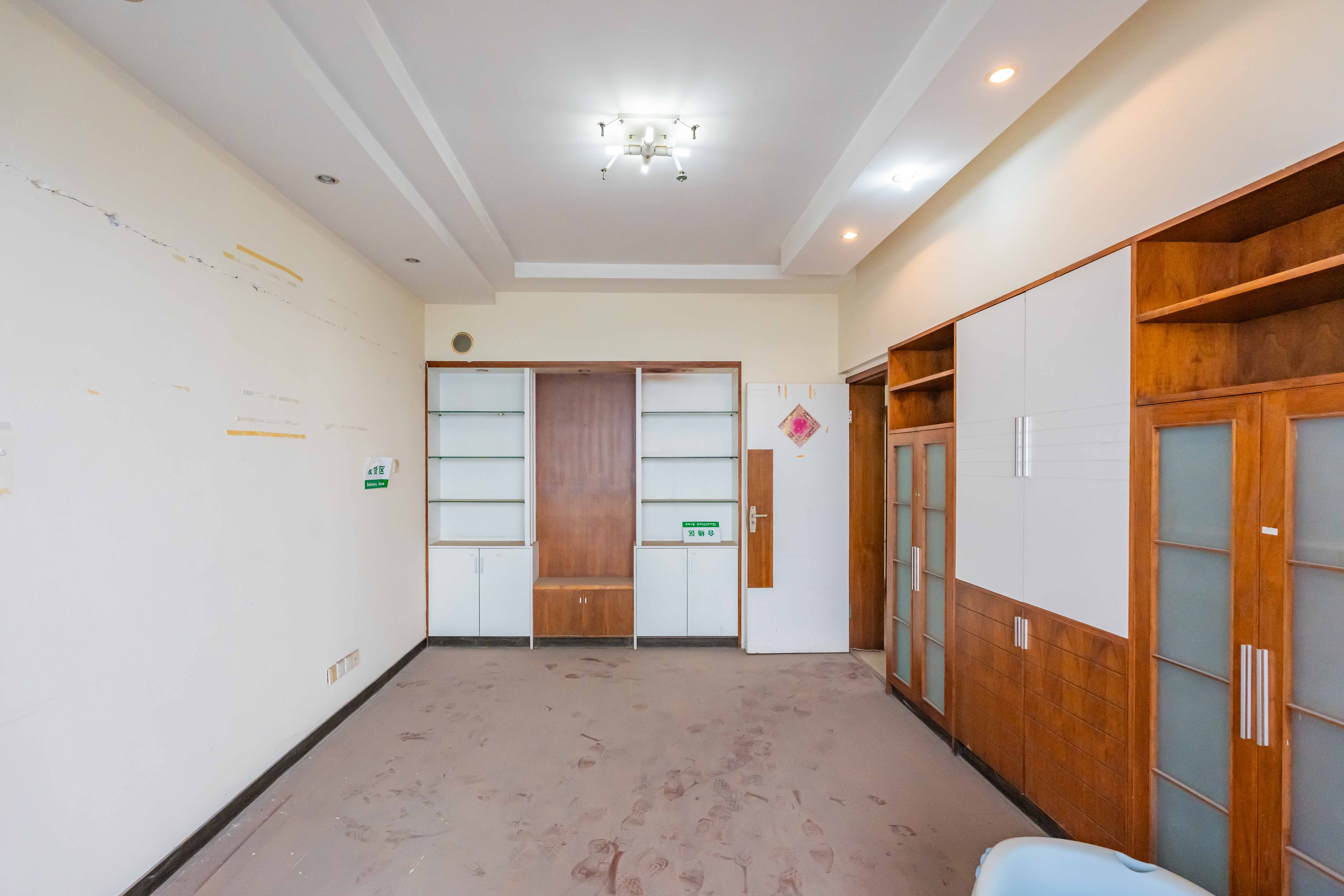 唐朝大厦  4室2厅2卫    90.0万卧室