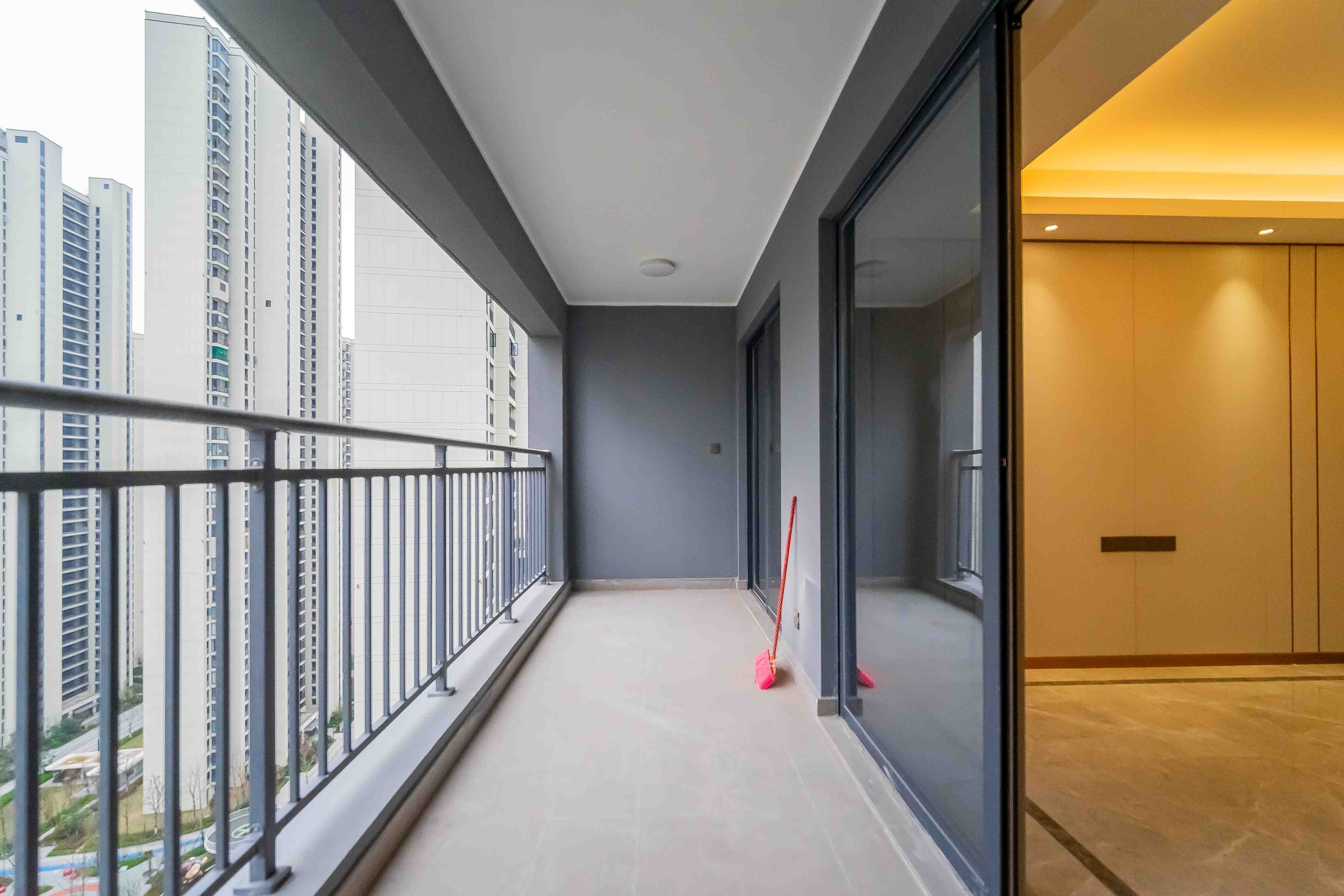 旭辉雨花郡  3室2厅2卫    169.5万阳台