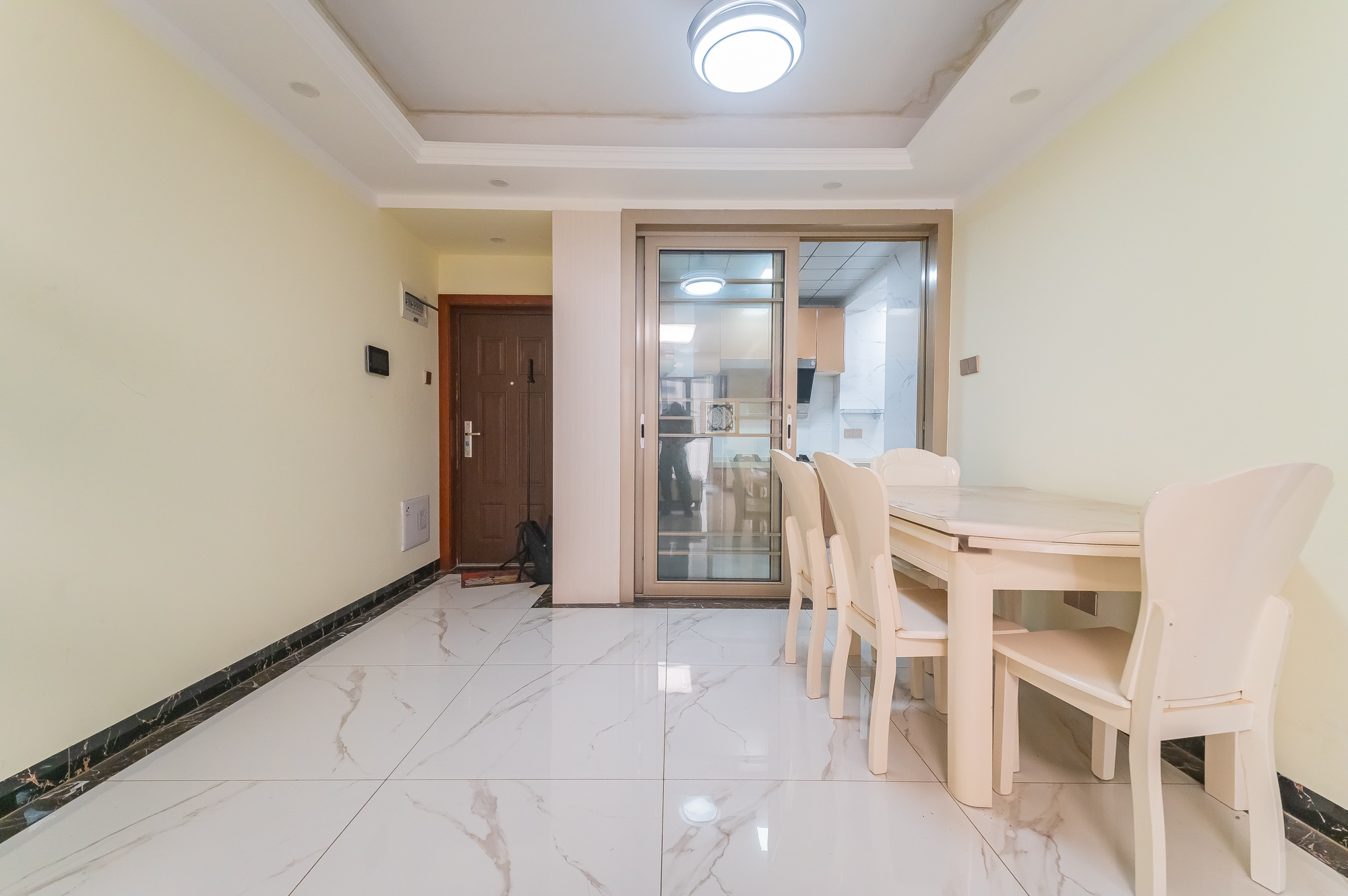 华润置地广场二期  3室2厅1卫    85.0万 华润置地广场二期  3室2厅1卫    85.0万客厅